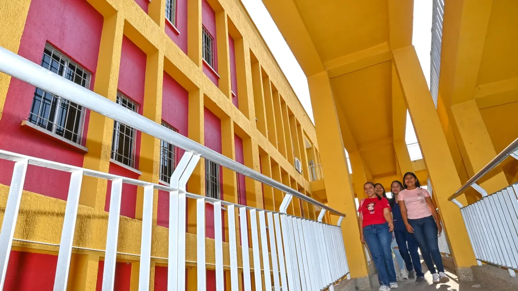 Cuatro estudiantes nuevos caminando por los pasillos de la sede Fonseca de la Universidad de La Guajira.