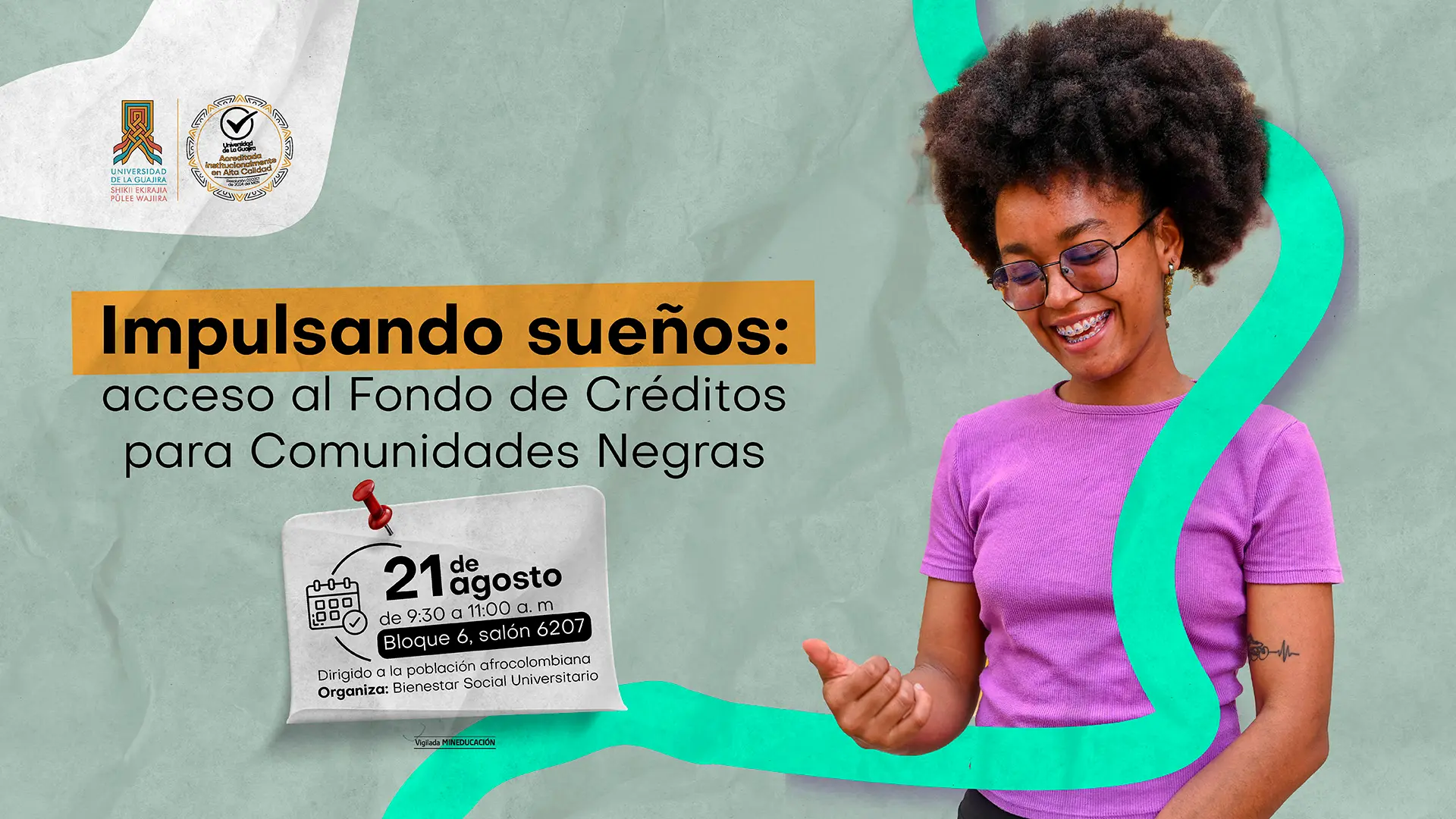 Mujer afrodescendiente de piel morena, sonriente, con la mirada dirigida hacia abajo.