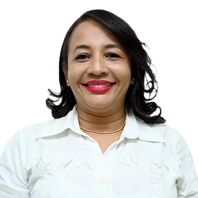 Kellys Rodríguez Escobar Directora del Centro de InvestigaciónMujer sonriendo frente a la cámara, vestida con una blusa blanca de manga larga con detalles bordados. Lleva el cabello suelto y usa labial rojo. El fondo es blanco