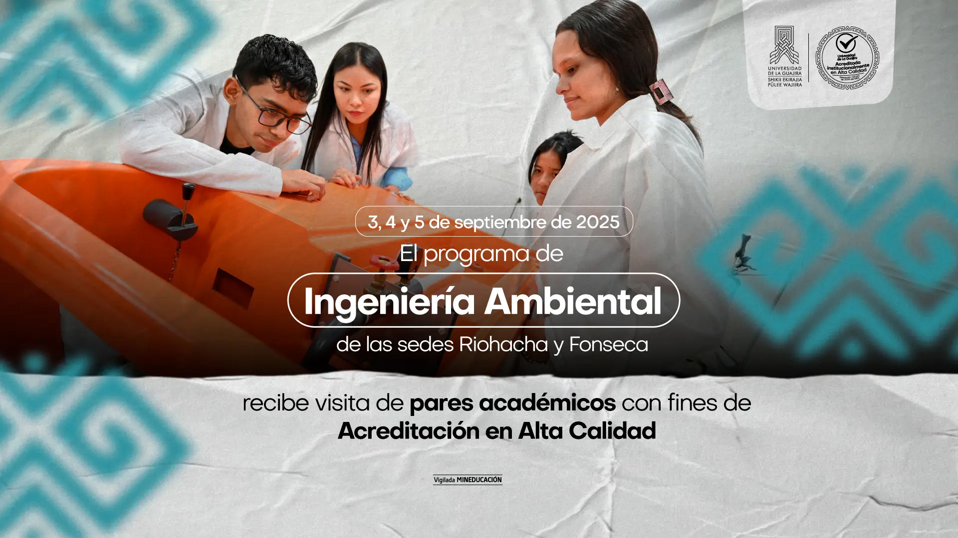 Cuatro estudiantes, tres mujeres y un hombre, vestidos con batas blancas de laboratorio, están agachados alrededor de una estructura de color naranja, trabajando en un ambiente de laboratorio o taller. En la imagen, hay un banner que anuncia que el programa de Ingeniería Ambiental de las sedes de Riohacha y Fonseca recibirá la visita de pares académicos con multas de Acreditación en Alta Calidad los días 3, 4 y 5 de septiembre de 2025. El fondo es de color blanco con un patrón geométrico de color verde y azul.