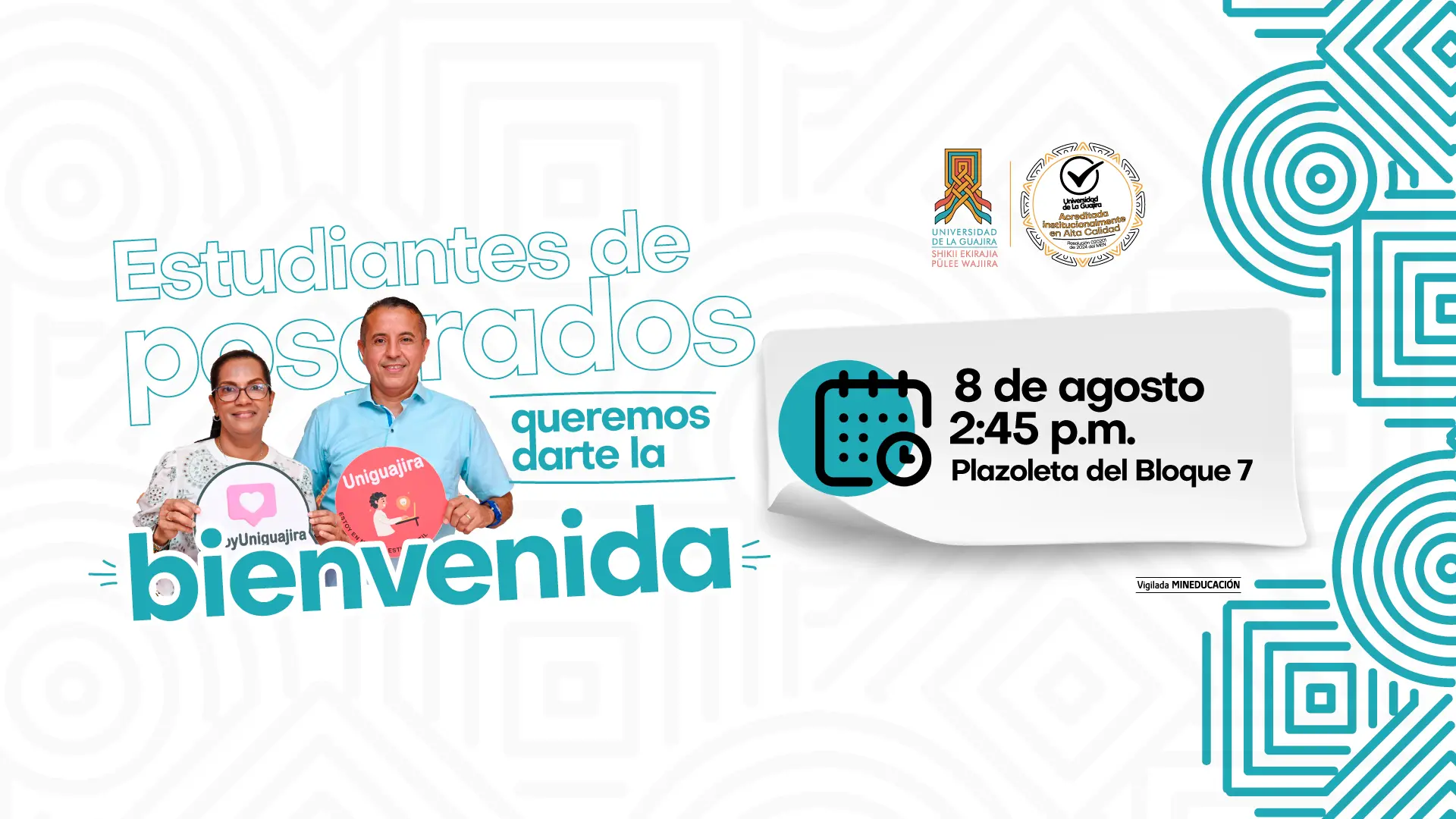 Un hombre y una mujer sonríen y sostienen carteles en un evento de bienvenida. El hombre tiene un cartel que dice "Uniguajira", mientras que la mujer tiene un cartel en forma de corazón con la frase "Soy Uniguajira". El banner anuncia una bienvenida a los estudiantes de posgrado el 8 de agosto a las 2:45 pm en la Plazoleta del Bloque 7.