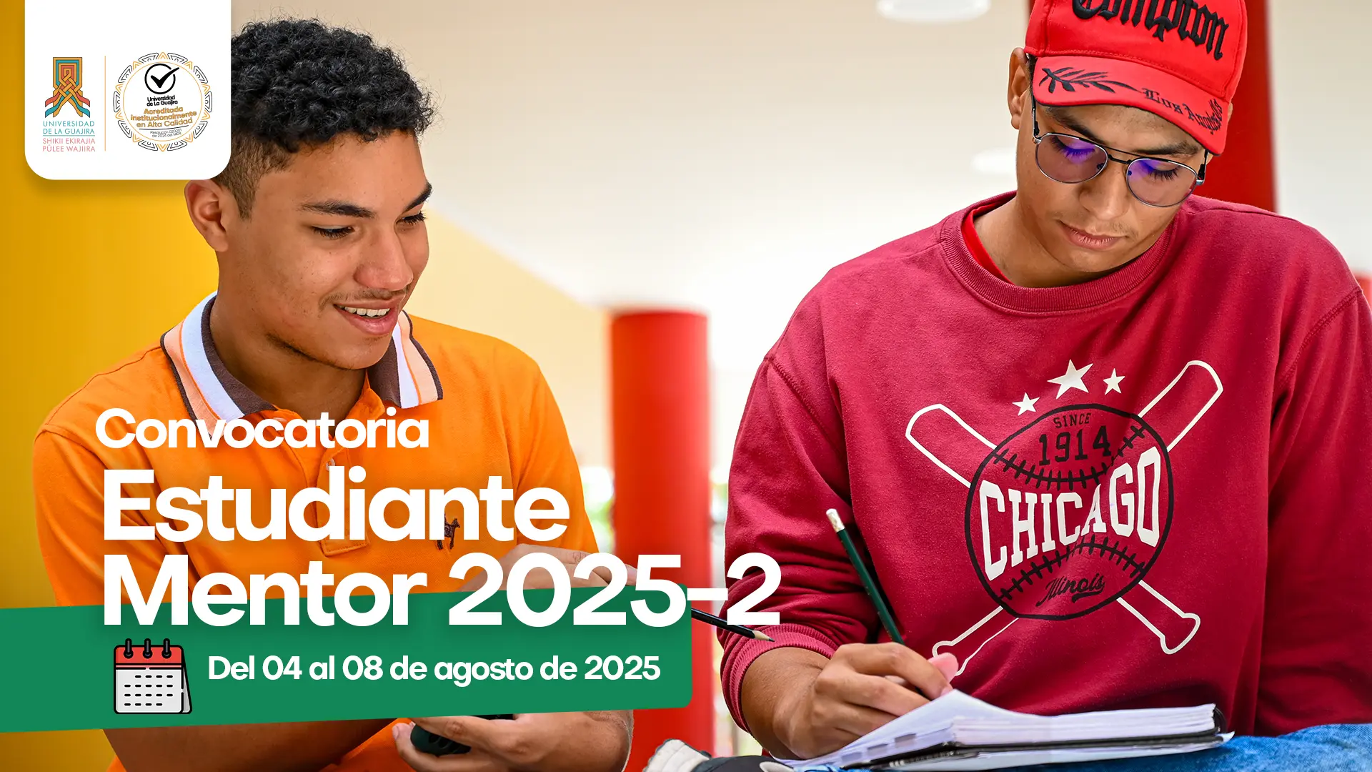 Una imagen promocional de la "Convocatoria Estudiante Mentor 2025-2". Se muestra a dos jóvenes, uno sonriendo con una camiseta naranja y otro con un gorro y sudadera roja de béisbol, que está escribiendo en un cuaderno. La convocatoria está abierta del 04 al 08 de agosto de 2025. El logo de una institución se encuentra en la esquina superior izquierda