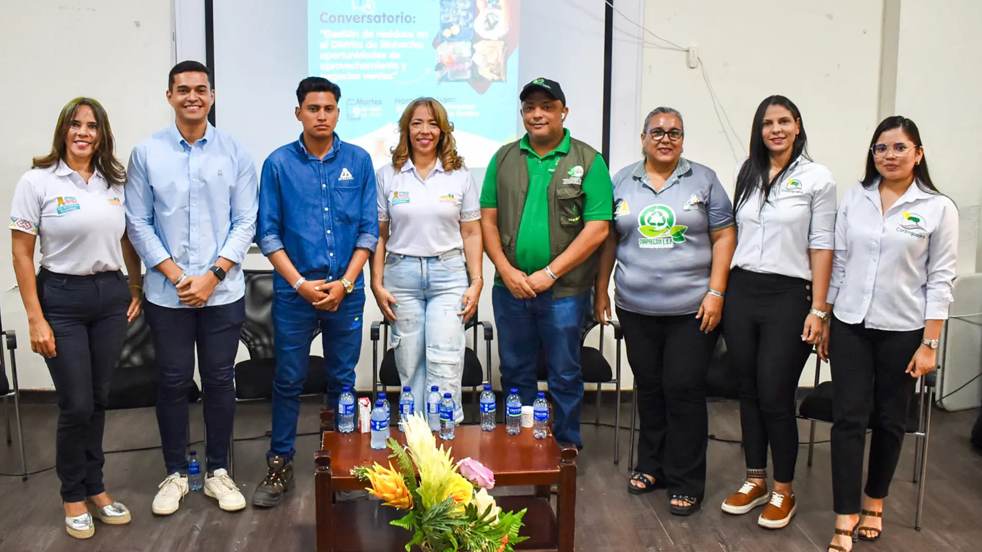 Personas participantes posan para la foto en un conversatorio sobre gestión de residuos y negocios verdes en Riohacha.