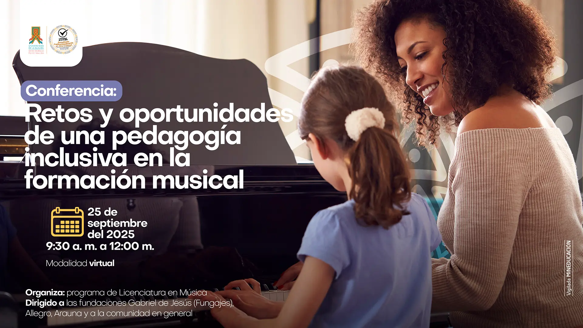 Se observa a una mujer sonriente, de cabello rizado y suelto, que acompaña a una niña mientras toca el piano. La niña lleva una camiseta azul y tiene el cabello recogido con una moña clara. Ambas están en un ambiente interior iluminado, transmitiendo una escena de aprendizaje y acompañamiento musical. Sobre la imagen, aparece la información de un afiche que anuncia una conferencia titulada “Retos y oportunidades de una pedagogía inclusiva en la formación musical”, con fecha 25 de septiembre de 2025, en modalidad virtual.