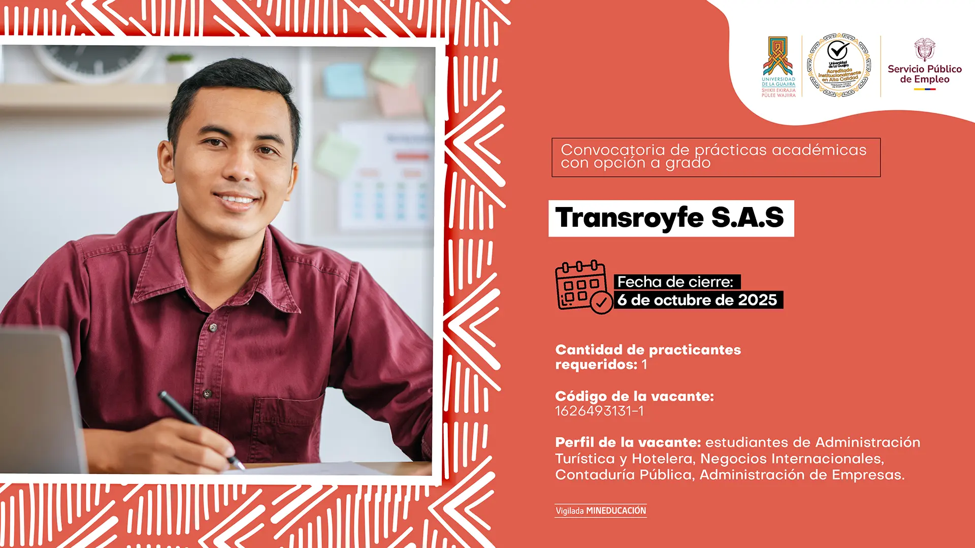 Pieza gráfica de la Universidad de La Guajira para convocatoria de prácticas académicas con opción a grado en la empresa Transroyfe S.A.S. A la izquierda aparece un joven sonriendo, con camisa vinotinto, sentado frente a un escritorio con un portátil y un bolígrafo en la mano. A la derecha, sobre un fondo rojo con patrones blancos, se presenta la información: cierre de convocatoria el 6 de octubre de 2025, se requiere 1 practicante, código de la vacante 1626493131-1. Perfil: estudiantes de Administración Turística y Hotelera, Negocios Internacionales, Contaduría Pública y Administración de Empresas. En la parte superior se encuentran los logos de la Universidad de La Guajira, Acreditación en Alta Calidad y Servicio Público de Empleo.