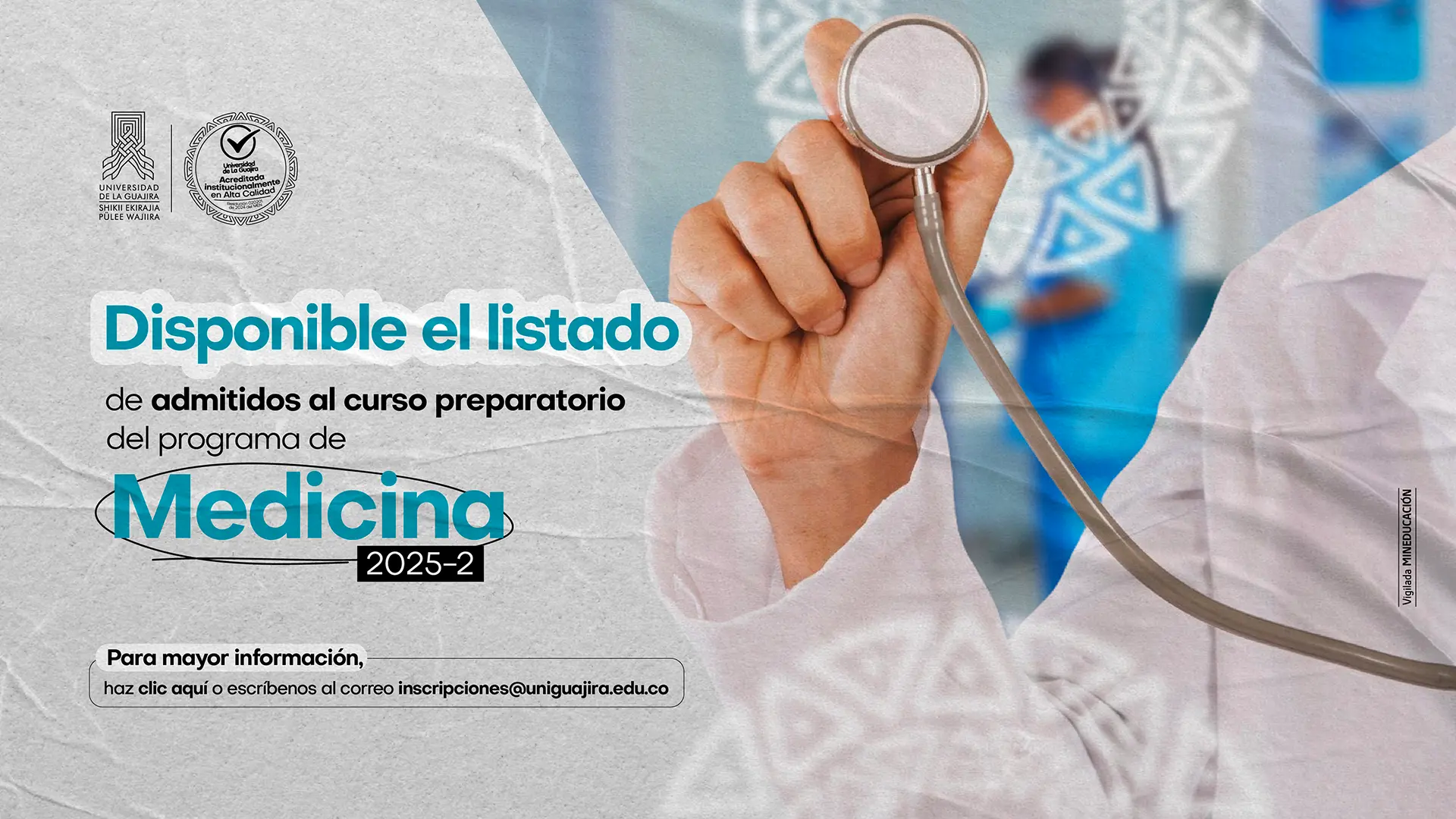 Afiche institucional de la Universidad de La Guajira que anuncia la disponibilidad del listado de admitidos al curso preparatorio del programa de Medicina 2025-2. En el diseño aparece la mano de una persona con bata blanca sosteniendo un estetoscopio, con un fondo difuminado de ambiente hospitalario. El mensaje principal resalta en tipografía grande: Disponible el listado de admitidos al curso preparatorio del programa de Medicina 2025-2. En la parte inferior se indica el correo inscripciones@uniguajira.edu.co para mayor información.