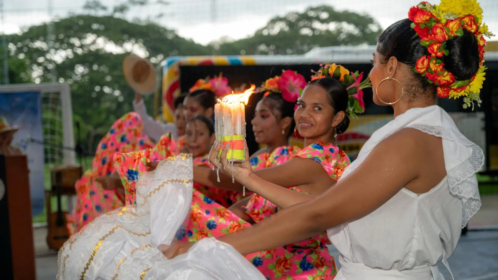 Estudiantes de Uniguajira presentan una muestra folclórica con velas durante la Semana por la Paz.