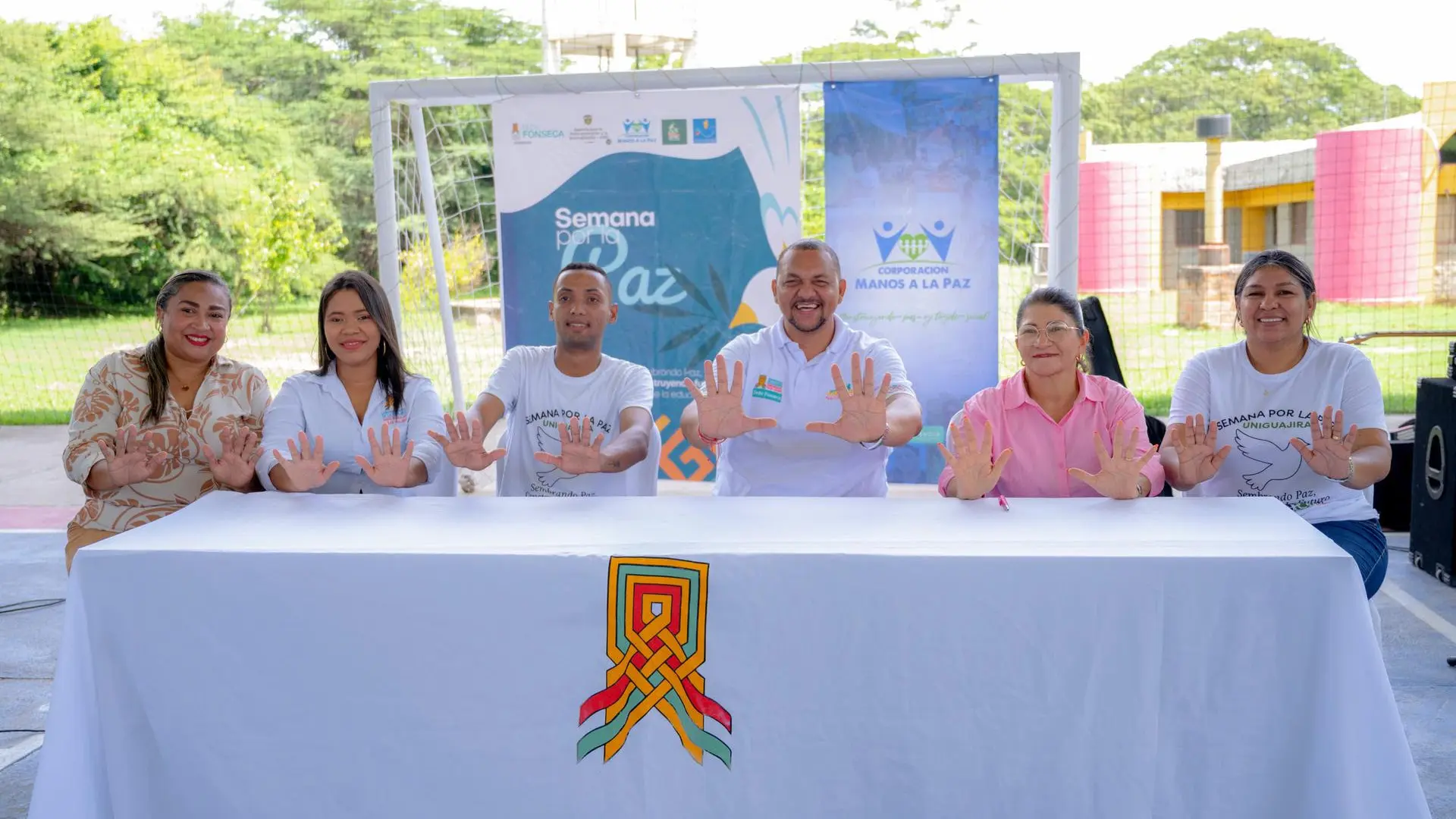 Representantes de la Universidad de La Guajira, sede Fonseca, participan en la Semana por la Paz 2025, realizando el gesto de las manos abiertas como símbolo de compromiso con la convivencia y la reconciliación.