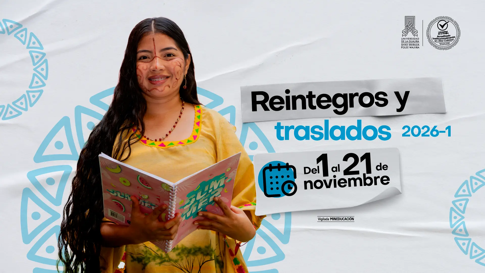Una joven con vestimenta wayuu sostiene un cuaderno mientras sonríe, ubicada sobre un fondo claro con elementos gráficos en tonos azules. A la derecha, se leen los textos Reintegros y traslados 2026-1 y Del 1 al 21 de noviembre, junyo al ícono de un calendario.