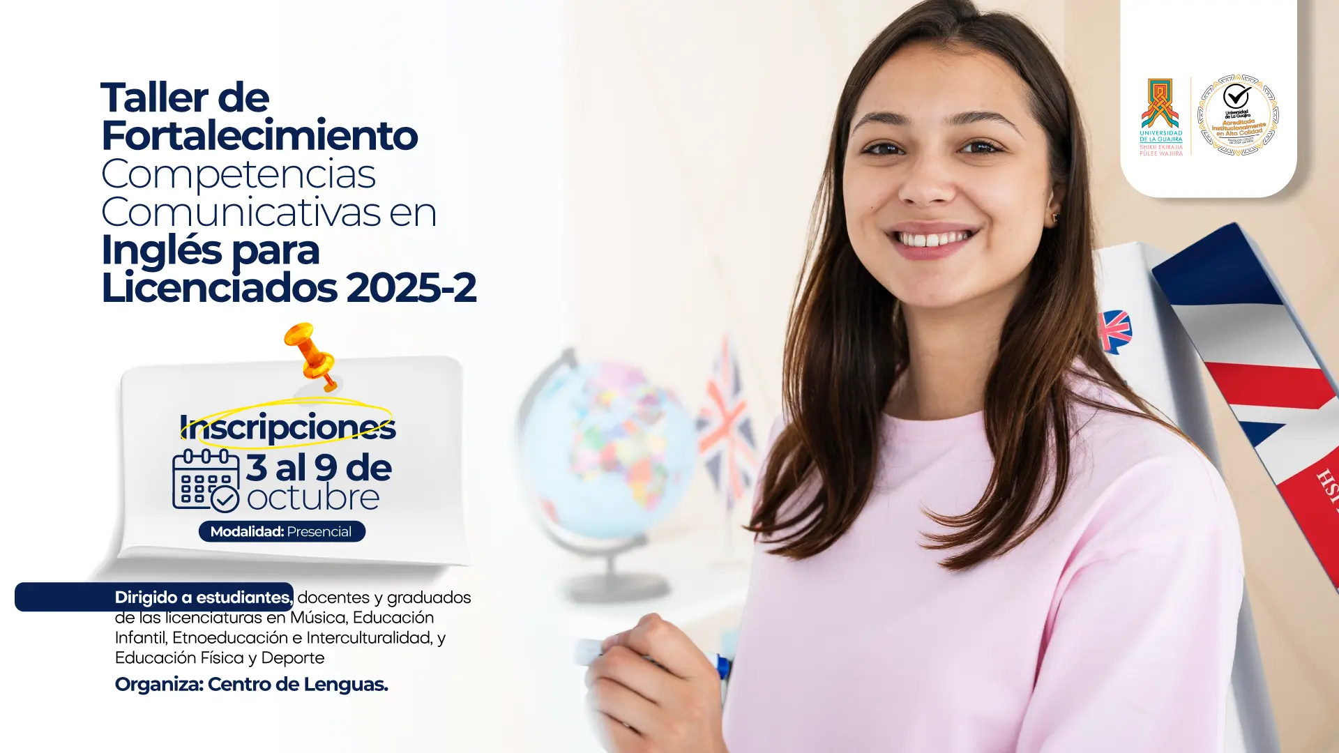 Pieza promocional del Taller de Fortalecimiento en Competencias Comunicativas en Inglés para Licenciados 2025-2 de Uniguajira. Muestra la información del evento a la izquierda y, a la derecha, a una joven sonriente con un marcador, junto a una bandera del Reino Unido y un globo terráqueo.