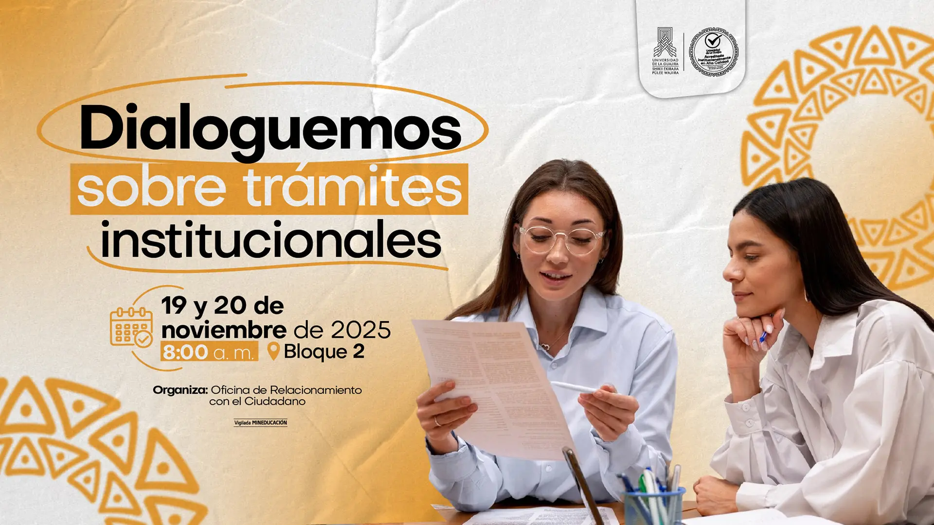 Imagen promocional del evento “Dialoguemos sobre trámites institucionales”. En la parte izquierda se observa el título en letras grandes: “Dialoguemos sobre trámites institucionales”. Debajo, se indican las fechas 19 y 20 de noviembre de 2025, a las 8:00 a. m., en el Bloque 2. En la parte inferior se lee que la actividad es organizada por la Oficina de Relacionamiento con el Ciudadano. A la derecha, aparecen dos mujeres sentadas en una mesa revisando documentos, una de ellas leyendo un papel y la otra observando con gesto atento. El fondo combina tonos beige y naranja con elementos gráficos circulares y los logos institucionales en la parte superior.