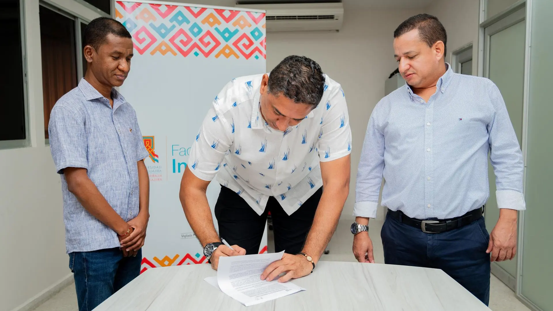 Director del IGAC firmando el convenio en compañía del decano de la Facultad de Ingeniería de Uniguajira.