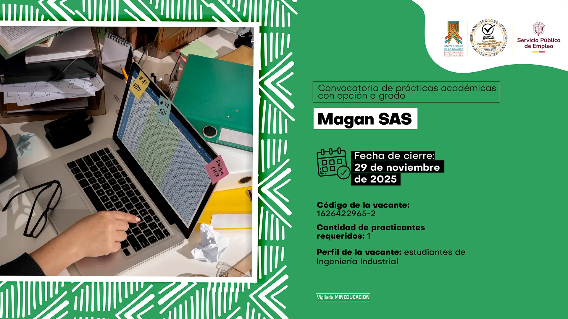 Imagen dividida en dos secciones. A la izquierda, una fotografía aérea de un escritorio con un computador portátil abierto mostrando una hoja de cálculo, carpetas de colores, notas adhesivas con códigos y una mano digitando. A la derecha, un fondo verde con información de una convocatoria de prácticas académicas con opción a grado ofrecida por la empresa Magan SAS. Se incluyen datos como: fecha de cierre 29 de noviembre de 2025, código de la vacante 1626422965-2, un (1) practicante requerido y el perfil solicitado para estudiantes de Ingeniería Industrial. En la parte superior aparecen los logos de la Universidad de La Guajira, Acreditación de Alta Calidad y el Servicio Público de Empleo.