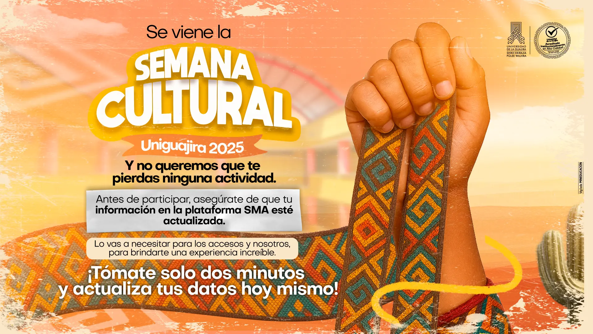 Banner promocional de la Semana Cultural Uniguajira 2025. Muestra una mano sosteniendo un tejido tradicional Wayuu con patrones geométricos, sobre un fondo naranja y amarillo. El texto principal resalta el llamado a 'Actualizar tus datos en la plataforma SMA' para participar en el evento