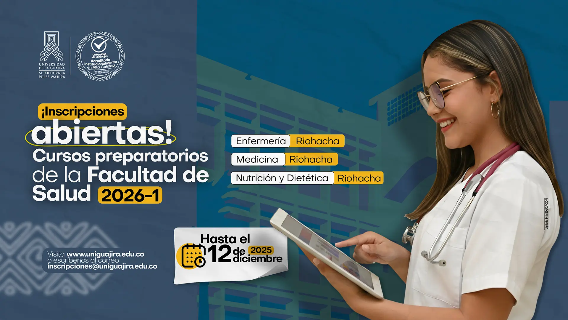 La imagen muestra a una joven sonriente con un uniforme de profesional de la salud (bata blanca y estetoscopio), interactuando con una tablet. Al fondo, se aprecia una silueta borrosa de un edificio. El logo de la Universidad de La Guajira, incluyendo su acreditación institucional de alta calidad, está presente en la esquina superior izquierda.