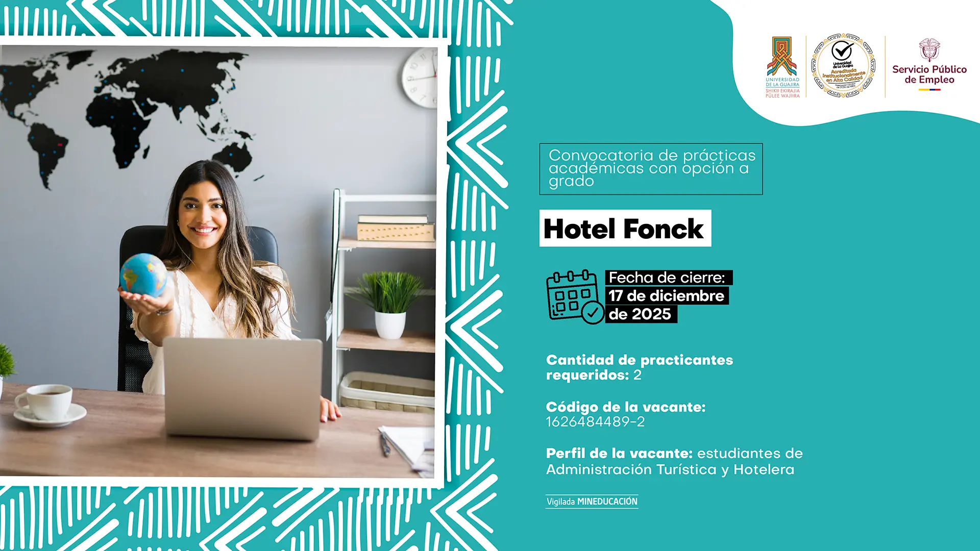 Pieza gráfica de la Universidad de La Guajira que anuncia una convocatoria de prácticas con opción a grado en el Hotel Fonck. Una joven sonríe mientras sostiene un pequeño globo terráqueo frente a un computador portátil. La convocatoria cierra el 17 de diciembre de 2025 y requiere dos practicantes de Administración Turística y Hotelera.