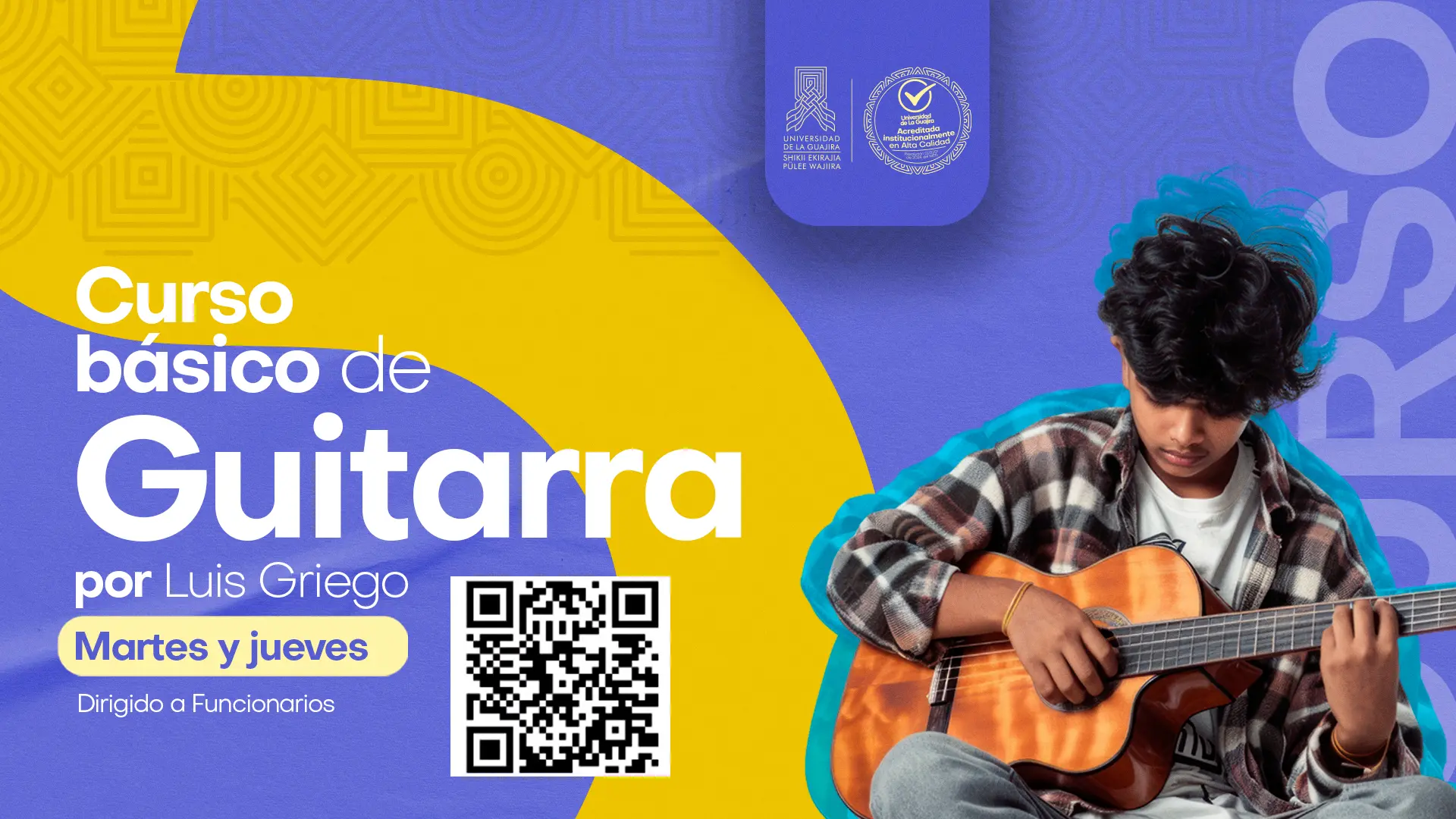 Póster horizontal de fondo amarillo y morado con un diseño moderno. El texto en letras grandes y blancas dice: 'Curso básico de Guitarra por Luis Griego'. Debajo se especifica el horario: 'Martes y jueves'. Hay un código QR para más información y, en letras más pequeñas, la indicación: 'Dirigido a Funcionarios'. En la parte inferior derecha, se ve a un joven sentado, de piel morena y pelo oscuro, tocando una guitarra acústica de color madera. Lleva puesta una camisa de cuadros.