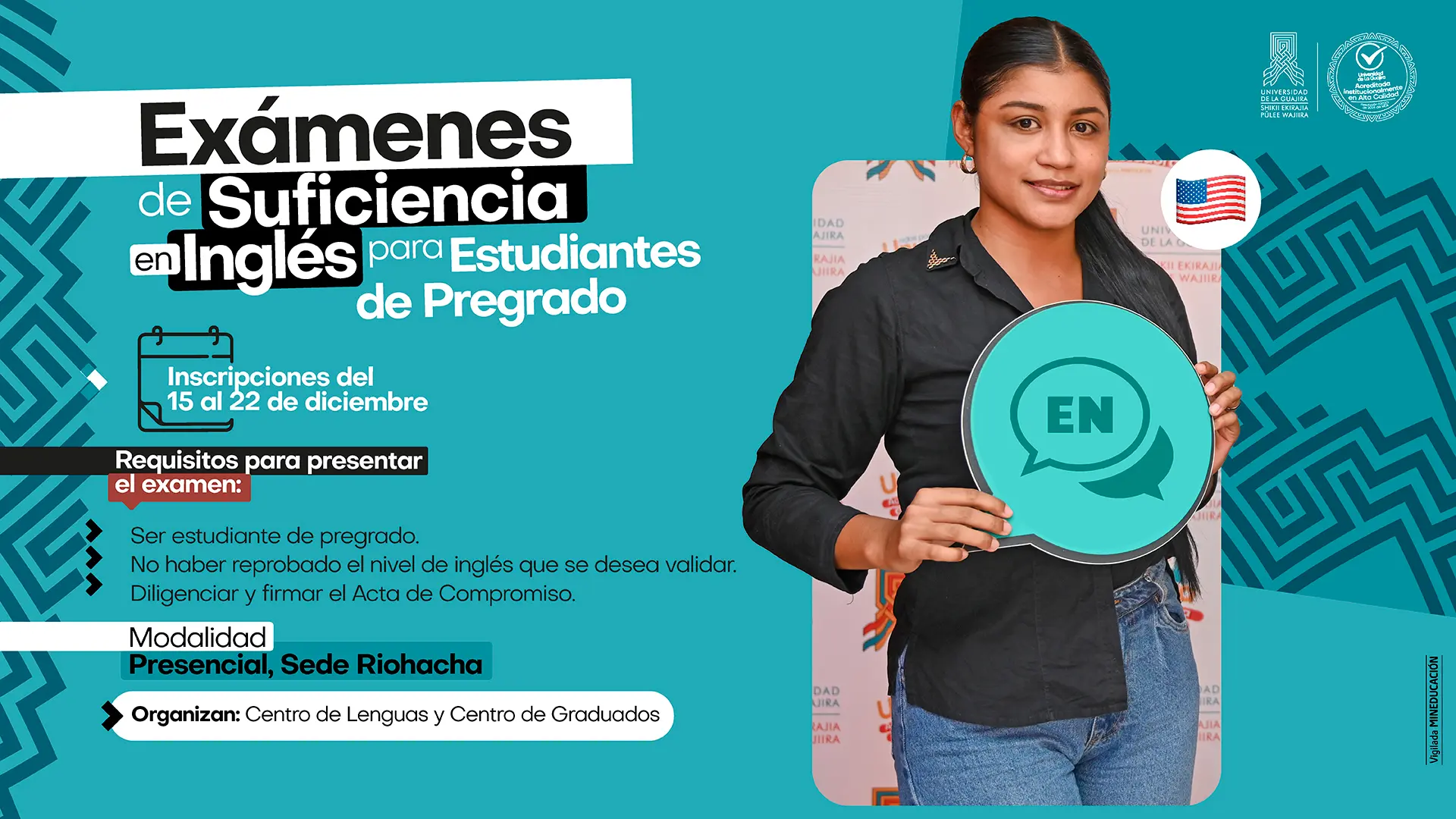Estudiante de pregrado sostiene un símbolo de conversación en inglés junto a información institucional sobre los exámenes de suficiencia en inglés, modalidad presencial en la sede Riohacha.