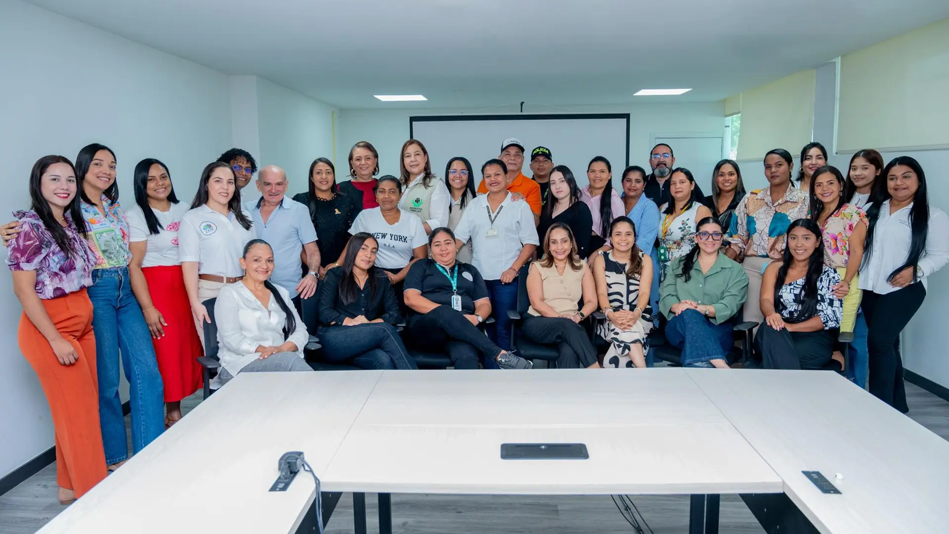 Grupo de profesionales y el Comité Comité Departamental del Sistema de Responsabilidad Penal para Adolescentes (SRPA) reunidos, posando para una fotografía grupal en una sala de reuniones, en un ambiente institucional y colaborativo.