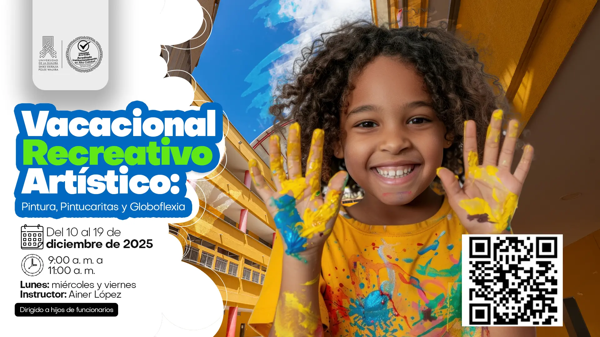 Póster horizontal con un fondo borroso de un edificio de colores cálidos y el cielo azul. En el centro, una niña de pelo rizado y oscuro, con una camiseta amarilla manchada de pintura, sonríe a la cámara mientras muestra sus manos cubiertas de pintura azul y amarilla. A la izquierda, en un semicírculo blanco, se lee en letras grandes y azules con contorno verde: 'Vacacional Recreativo Artístico:' y debajo 'Pintura, Pintucaritas y Globoflexia'. Se especifican los detalles del curso: 'Del 10 al 19 de diciembre de 2025', con horario de '9:00 a.m. a 11:00 a.m.'. El instructor es 'Ainer López'. En la parte inferior se indica que está 'Dirigido a hijos de funcionarios'. Hay un código QR en la esquina inferior derecha.