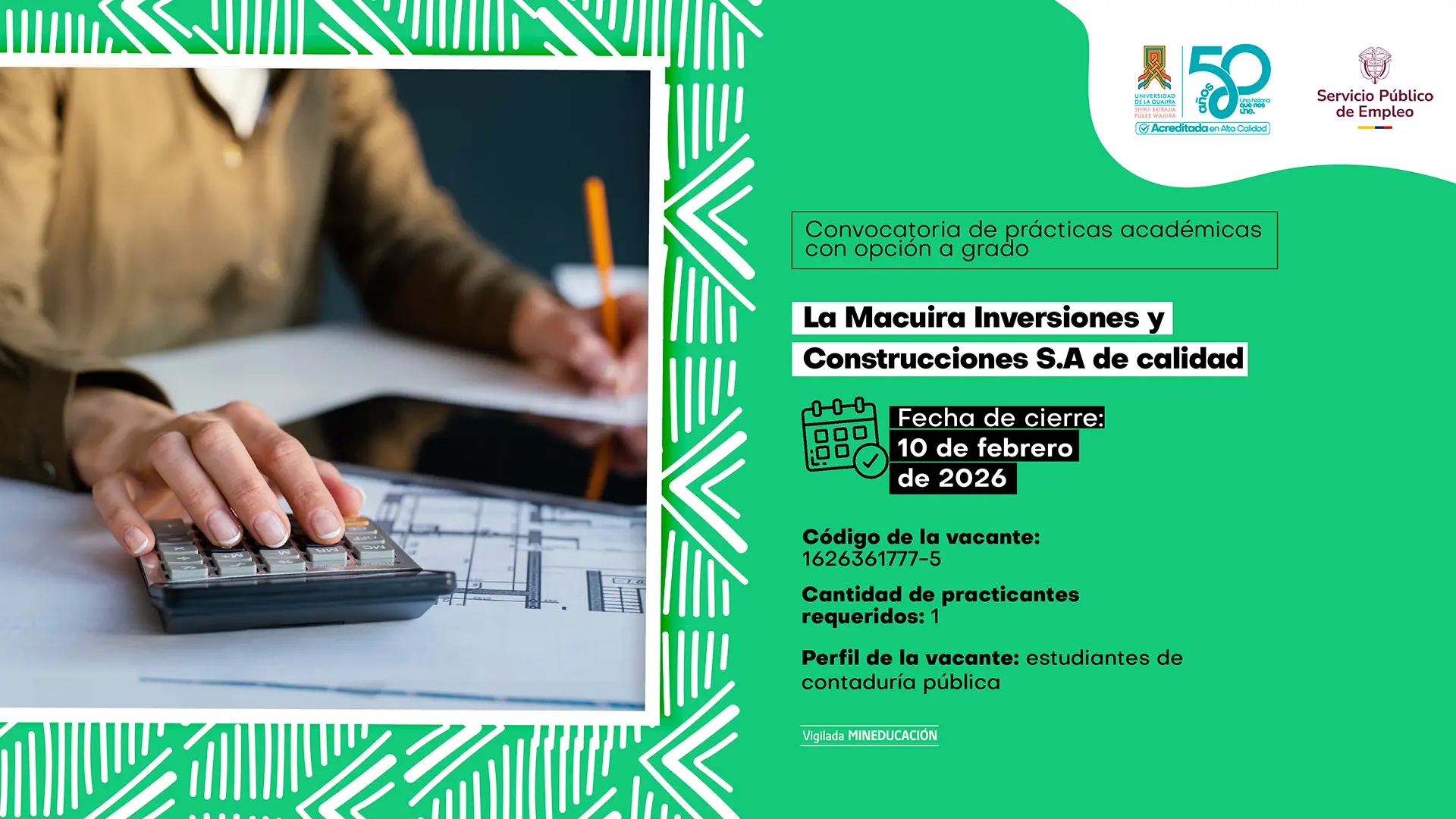 Convocatoria de prácticas académicas con opción a grado para estudiantes de Contaduría Pública en la empresa La Macuira Inversiones y Construcciones S.A. La imagen muestra a una persona realizando cálculos sobre planos con una calculadora. La convocatoria tiene fecha de cierre el 10 de febrero de 2026 y requiere un practicante.