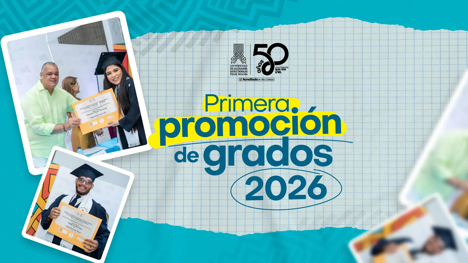 Un hombre con camisa verde y una mujer con toga y birrete de color azul posan alegres con un diploma de graduación. Un hombre solo, con toga y birrete de color azul, posa mostrando su diploma como título de graduación.
