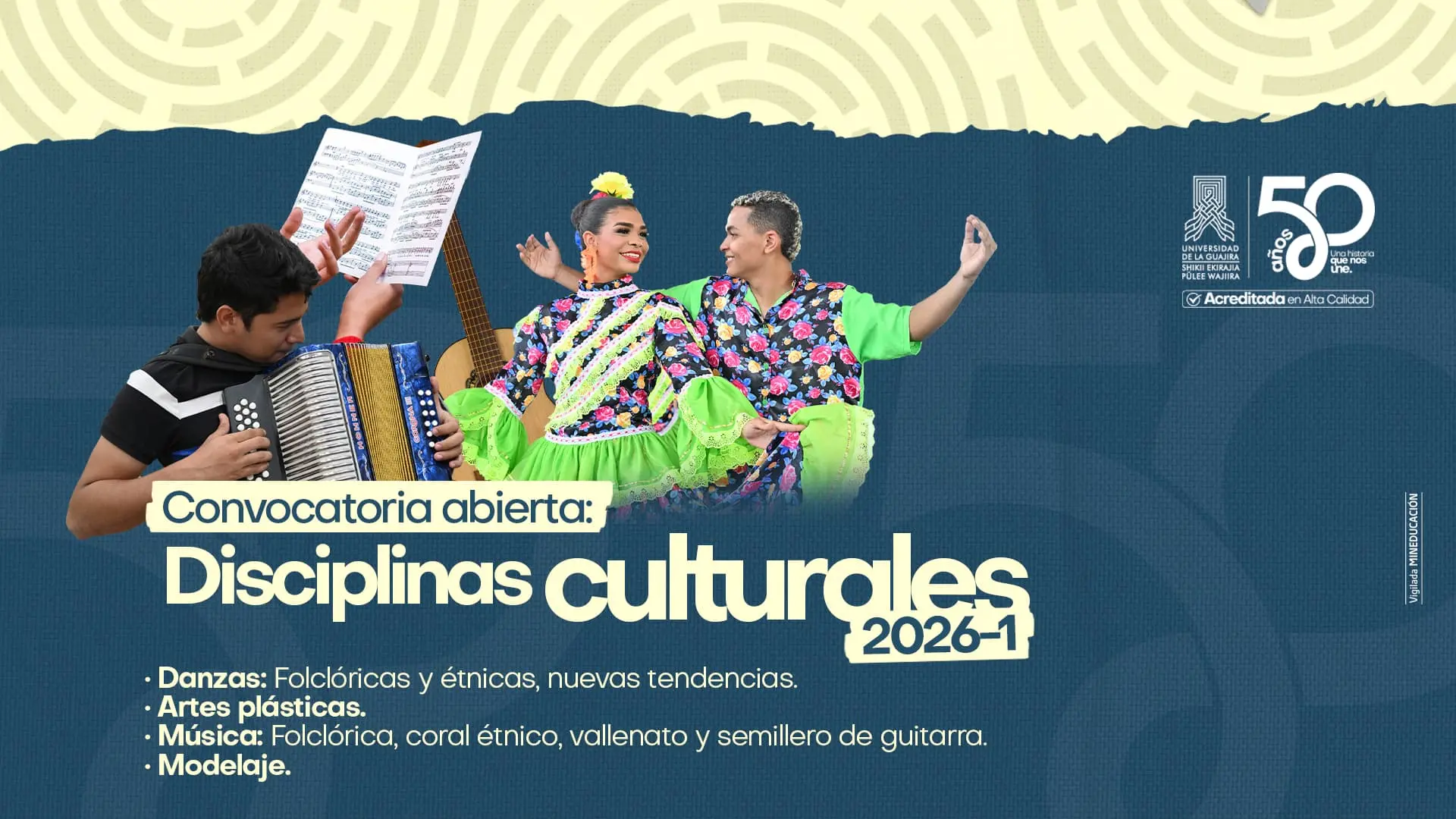 Banner promocional de convocatoria abierta para Disciplinas Culturales 2026-1 de la Universidad de La Guajira, con fondo azul y elementos gráficos beige; a la izquierda un joven toca acordeón sosteniendo una partitura, al centro una pareja con trajes folclóricos coloridos baila y detrás se observa una guitarra; el texto destaca las áreas disponibles: danzas folclóricas y étnicas con nuevas tendencias, artes plásticas y música (folclórica, coral étnico, vallenato, semillero de guitarra, música alternativa y semillero de música alternativa), junto al logo institucional de 50 años y el sello de Acreditada en Alta Calidad.