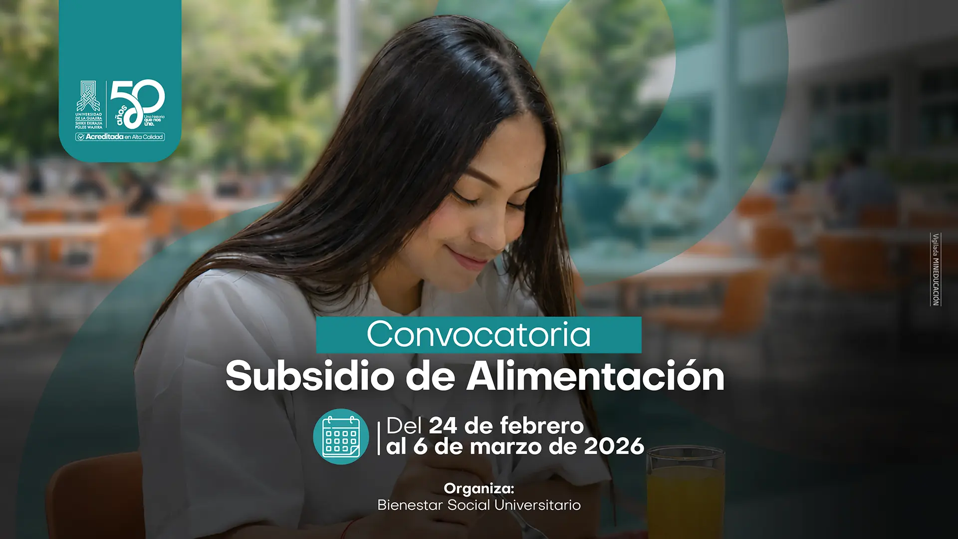 Imagen promocional de la Universidad de La Guajira que anuncia la convocatoria al Subsidio de Alimentación. En primer plano, una estudiante con blusa blanca y expresión tranquila observa hacia abajo, sentada en un espacio tipo comedor universitario. Sobre la imagen se lee: “Convocatoria Subsidio de Alimentación. Del 24 de febrero al 6 de marzo de 2026”. En la parte superior aparece el logo institucional de la Universidad de La Guajira y en la parte inferior se indica que organiza Bienestar Social Universitario. El fondo muestra mesas y sillas de la universidad, con un ambiente académico.