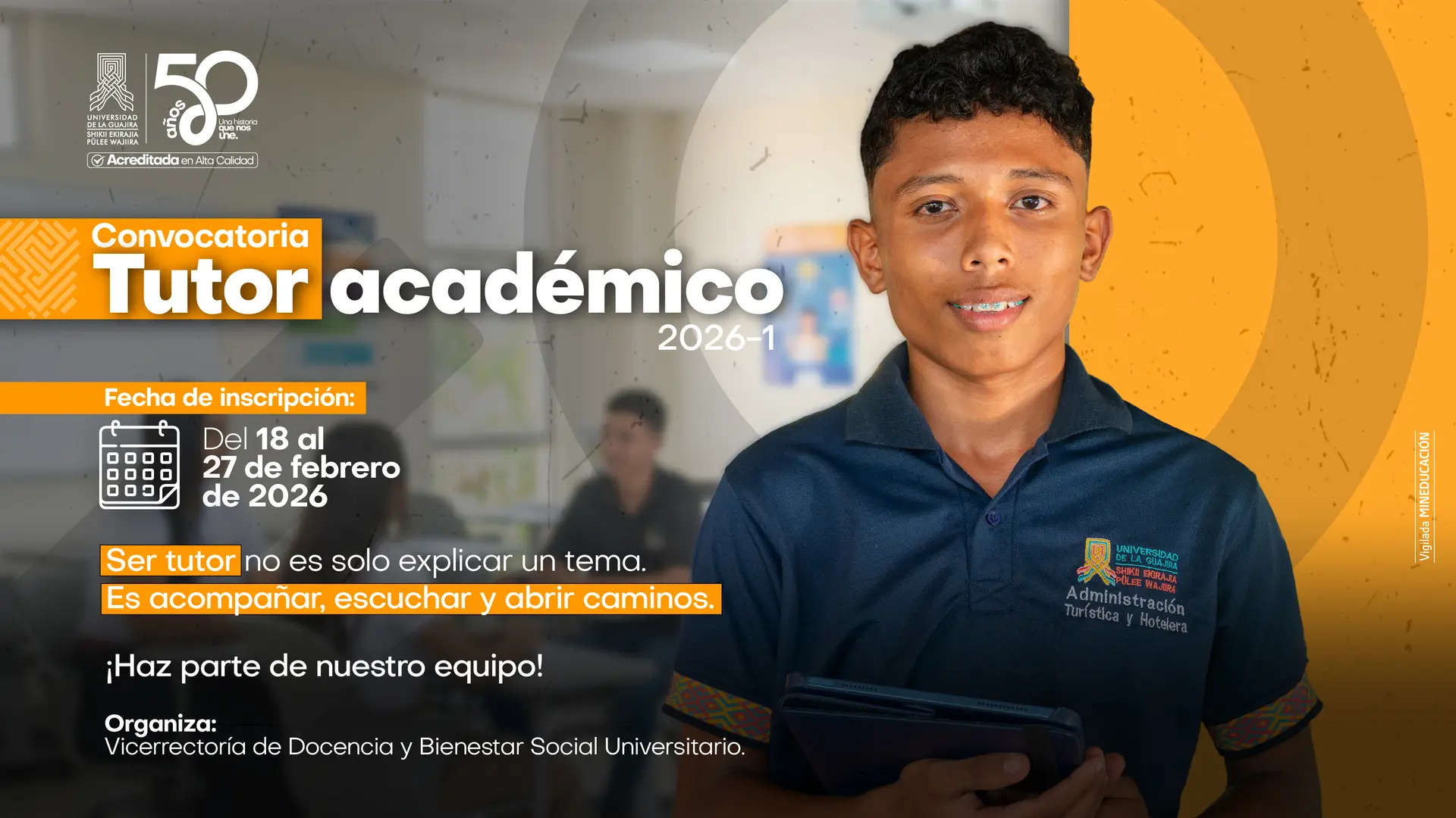 Pieza publicitaria de la Universidad de La Guajira para la convocatoria Tutor Académico 2026-1. En la imagen, un estudiante de Administración Turística y Hotelera sonríe frente a un fondo naranja con círculos concéntricos. El texto principal destaca que las inscripciones están abiertas del 18 al 27 de febrero de 2026. Se incluye el eslogan: "Ser tutor no es solo explicar un tema, es acompañar, escuchar y abrir caminos". En las esquinas resaltan los logos institucionales, el sello de los 50 años y los créditos de la Vicerrectoría de Docencia y Bienestar Social.