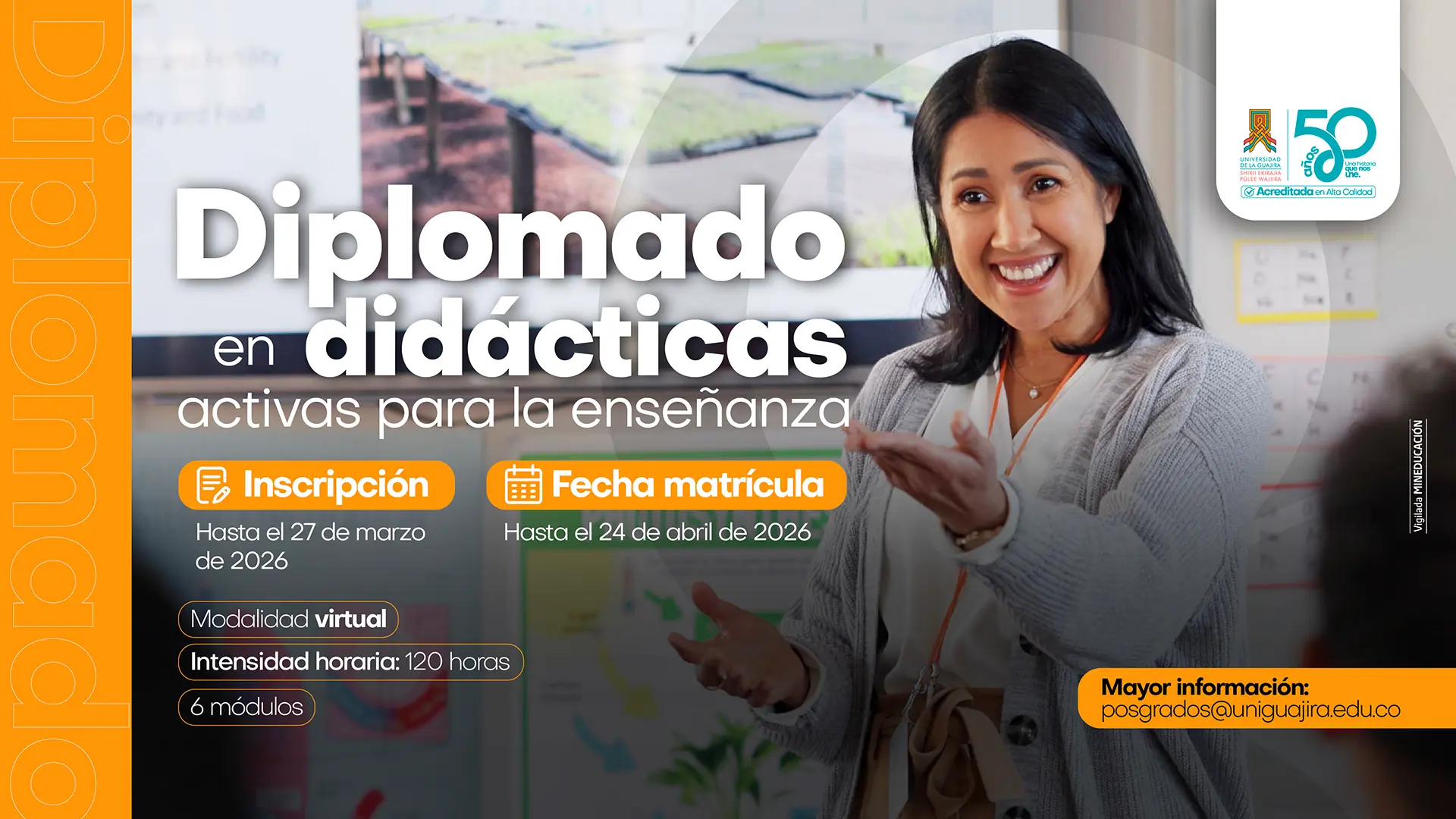 Docente sonriente en un aula, promoviendo el Diplomado en Didácticas Activas para la Enseñanza, modalidad virtual, con información sobre inscripción hasta el 27 de febrero de 2026 y matrícula del 3 al 27 de marzo de 2026, ofrecido por la Universidad de La Guajira.