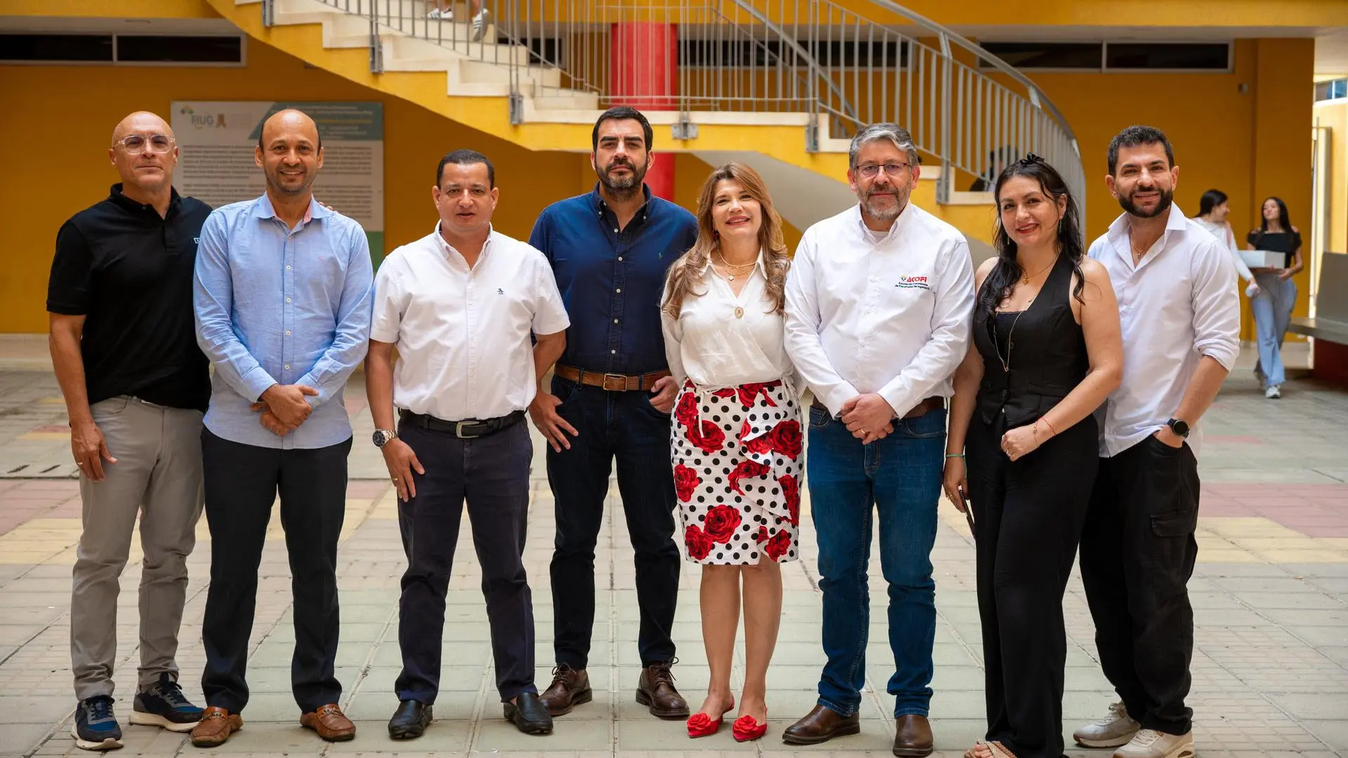 Miembros de la comunidad académica y representantes institucionales posan en un espacio universitario tras un evento de carácter académico.