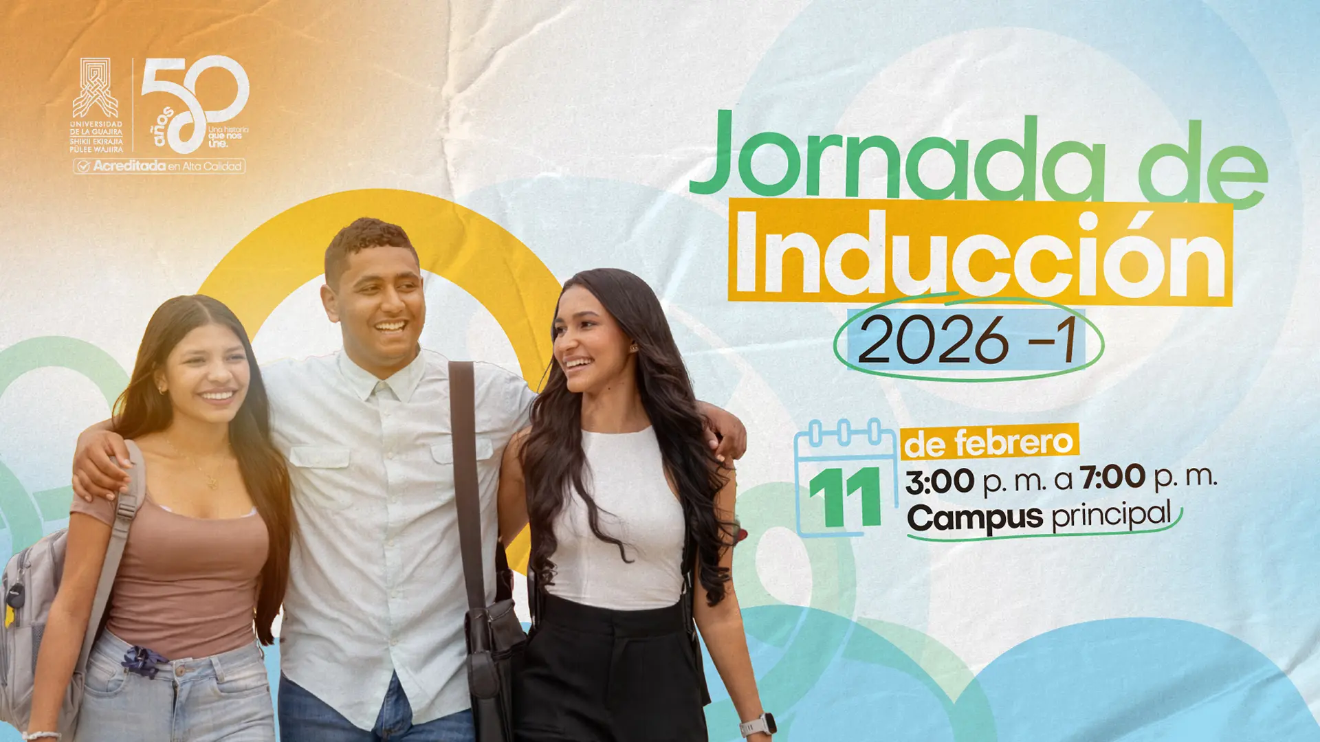 Banner promocional de la Jornada de Inducción 2026-1. Aparecen tres estudiantes jóvenes caminando juntos y sonriendo en un campus universitario. El afiche indica la fecha 11 de febrero, horario de 3:00 p. m. a 7:00 p. m., en el campus principal. Incluye colores verde y amarillo y un distintivo de 50 años de la institución.