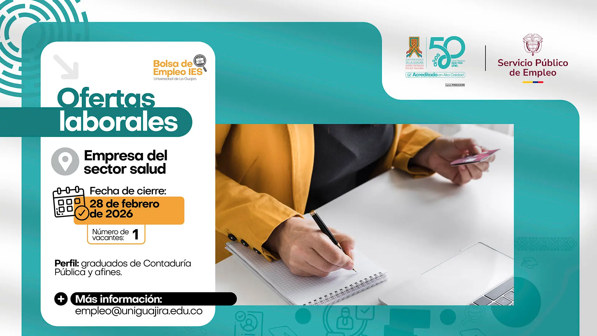 Pieza gráfica de la Bolsa de Empleo IES de la Universidad de La Guajira anunciando oferta laboral para Auxiliar Contable en empresa del sector salud. Indica fecha de cierre 28 de febrero de 2026 y una vacante disponible. El perfil requerido es para graduados de Contaduría Pública o áreas afines. La imagen muestra a una persona con chaqueta amarilla tomando notas en una libreta junto a un computador portátil, representando actividades administrativas y contables.