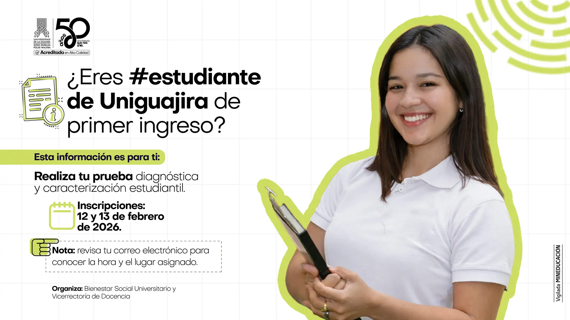 Imagen promocional de la Universidad de La Guajira dirigida a estudiantes de primer ingreso. Se observa a una joven sonriente sosteniendo una carpeta, sobre un fondo claro con elementos gráficos verdes. El afiche informa sobre la prueba diagnóstica y caracterización estudiantil, obligatoria para nuevos estudiantes. Indica fechas de inscripción: 12 y 13 de febrero de 2026, y recomienda revisar el correo institucional para detalles.
