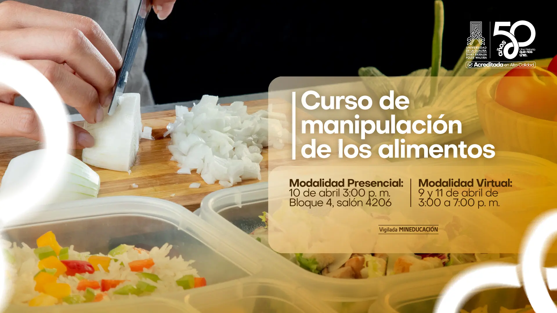 pieza gráfica que promociona el Curso de manipulación de los alimentos de la Universidad de La Guajira. En la imagen se observa una persona cortando cebolla sobre una tabla de cocina, con recipientes que contienen arroz, verduras y ensalada. El aviso informa dos modalidades: presencial el 10 de abril a las 3:00 p. m. en el Bloque 4, salón 4206, y virtual los días 9 y 11 de abril de 3:00 a 7:00 p.m. En la parte superior aparece el logo institucional de la universidad con la conmemoración de sus 50 años.