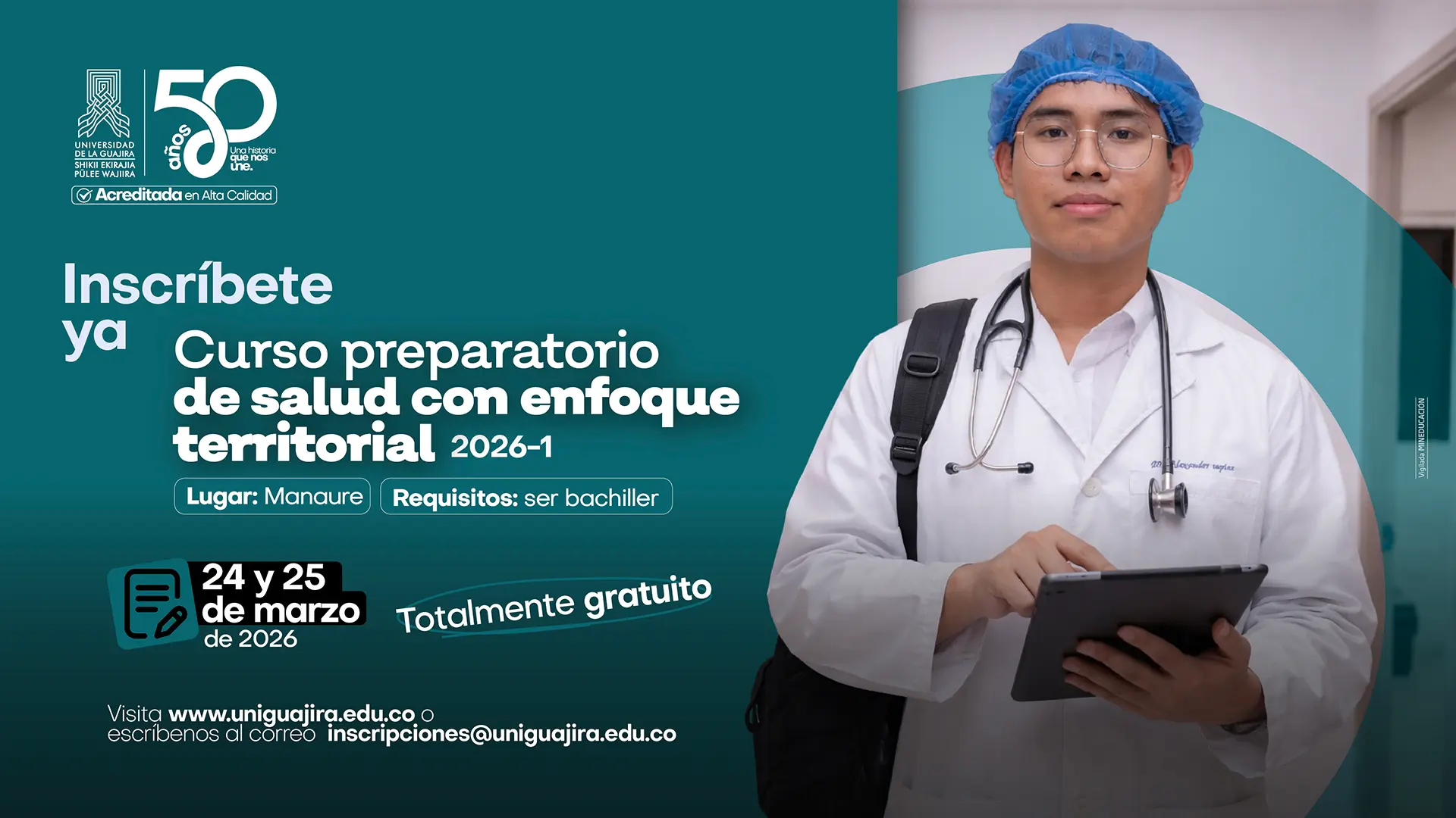 Pieza gráfica que invita a inscribirse en un curso preparatorio de salud con enfoque territorial 2026-1. Muestra a un estudiante del área de la salud con bata, gorro y estetoscopio sosteniendo una tablet. Incluye fecha (24 y 25 de marzo de 2026), lugar (Manaure) y que es totalmente gratuito.