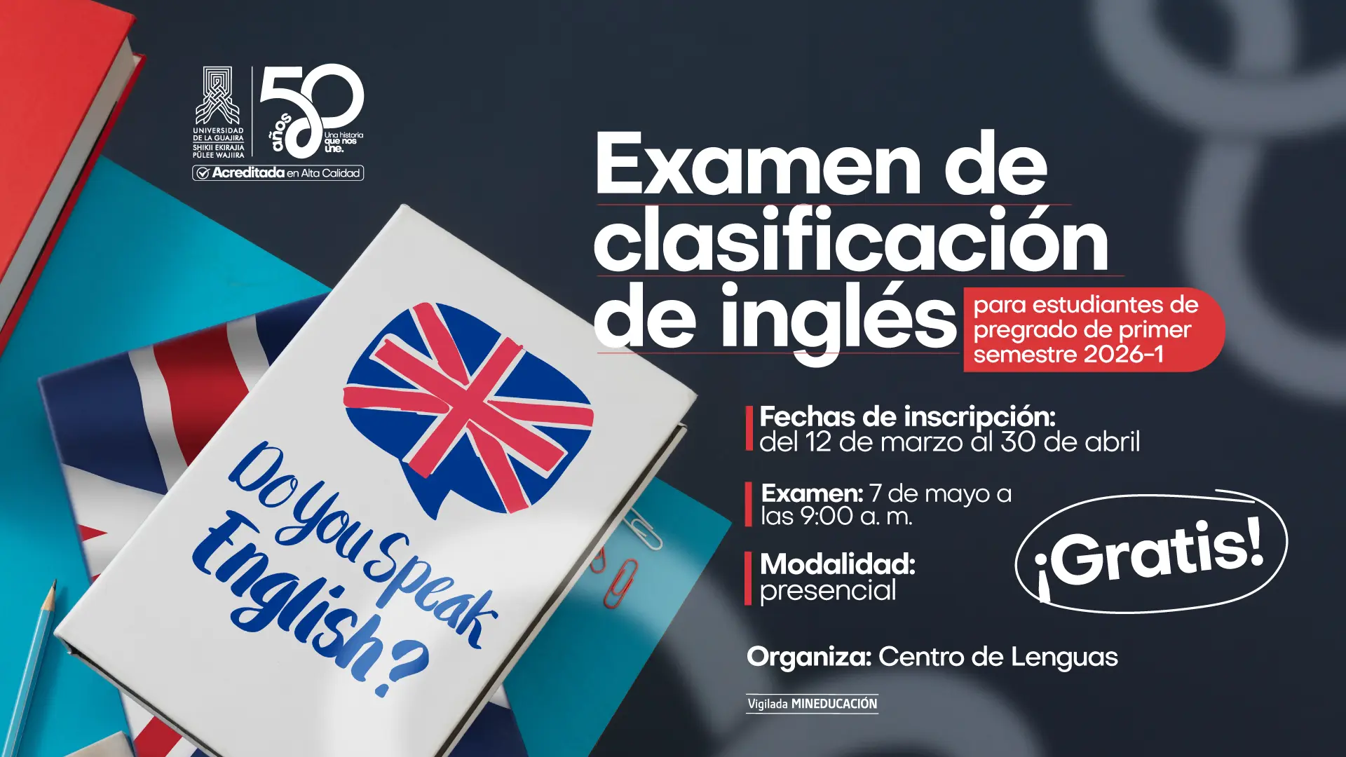 Banner informativo de la Universidad de La Guajira sobre el Examen de Clasificación de Inglés para el primer semestre de 2026. Las inscripciones están abiertas del 12 de marzo al 30 de abril, dirigidas a estudiantes de pregrado de primer nivel. El examen se realizará de forma presencial y gratuita el próximo 7 de mayo a las 9:00 a. m. La pieza incluye elementos visuales como libros, la bandera del Reino Unido y el logo del Centro de Lenguas. Toda la actividad está organizada por la institución y vigilada por el Ministerio de Educación Nacional.