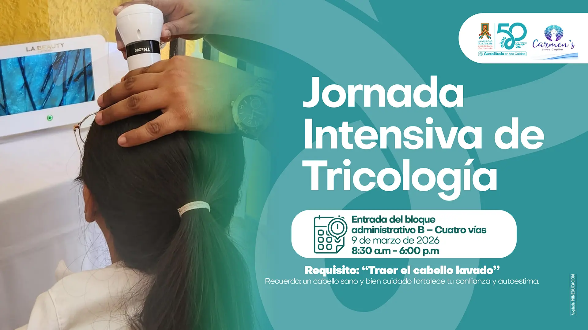 Imagen promocional de la "Jornada Intensiva de Tricología". A la izquierda, se observa a un profesional utilizando un escáner capilar sobre el cabello de una paciente, mostrando la amplificación de las hebras en una pantalla digital. A la derecha, sobre un fondo verde azulado con ondas, se detalla la información del evento: 9 de marzo de 2026, de 8:30 a.m. a 6:00 p.m., en la entrada del bloque administrativo B - Cuatro Vías. Incluye logos de la Universidad de La Guajira por su 50 aniversario y Carmen's Línea Capilar. Requisito: traer el cabello lavado.