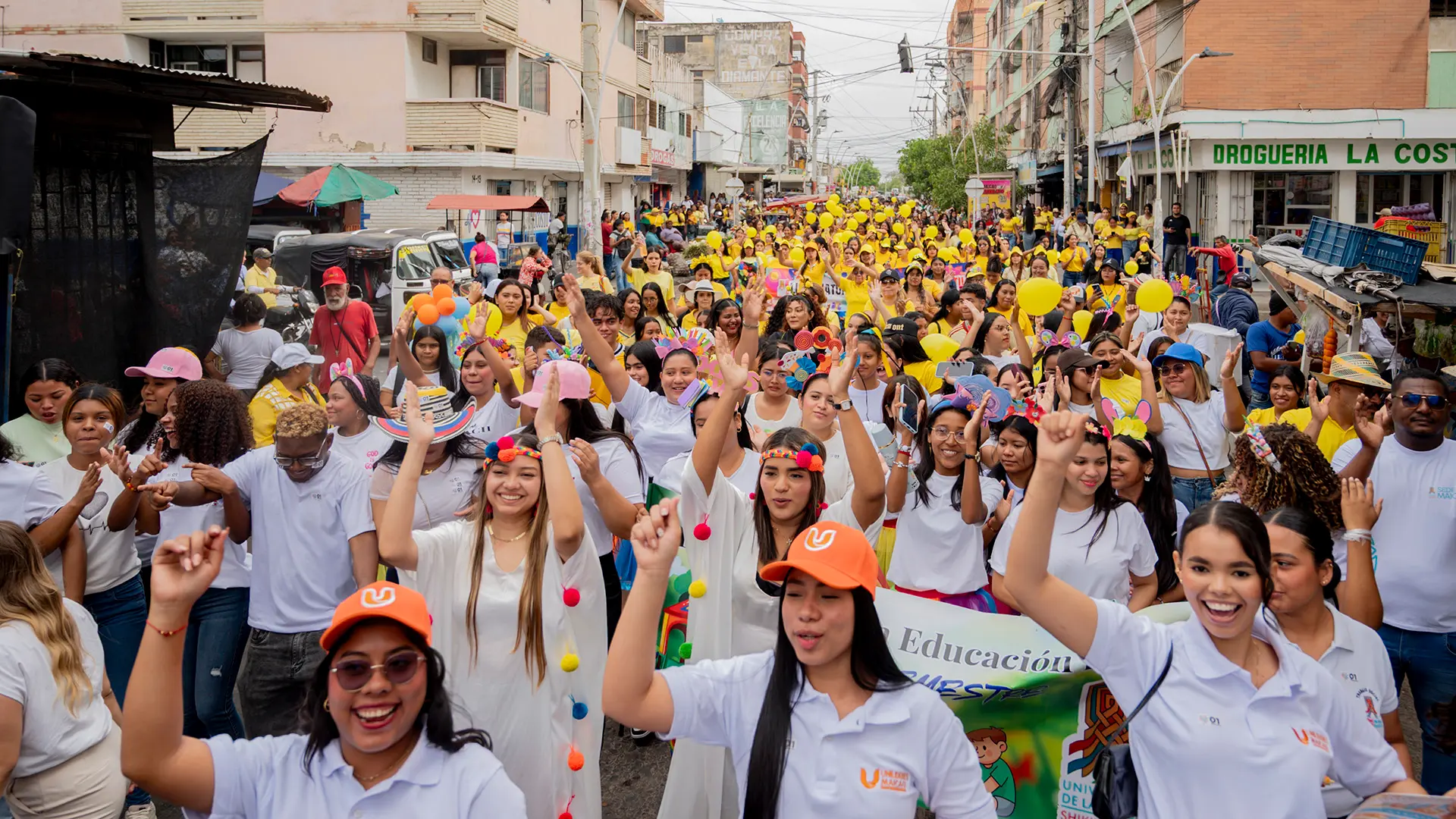 Comunidad de la Universidad de La Guajira, Sede Maicao, participando en una caminata por las calles del municipio, en un ambiente de integración y participación.