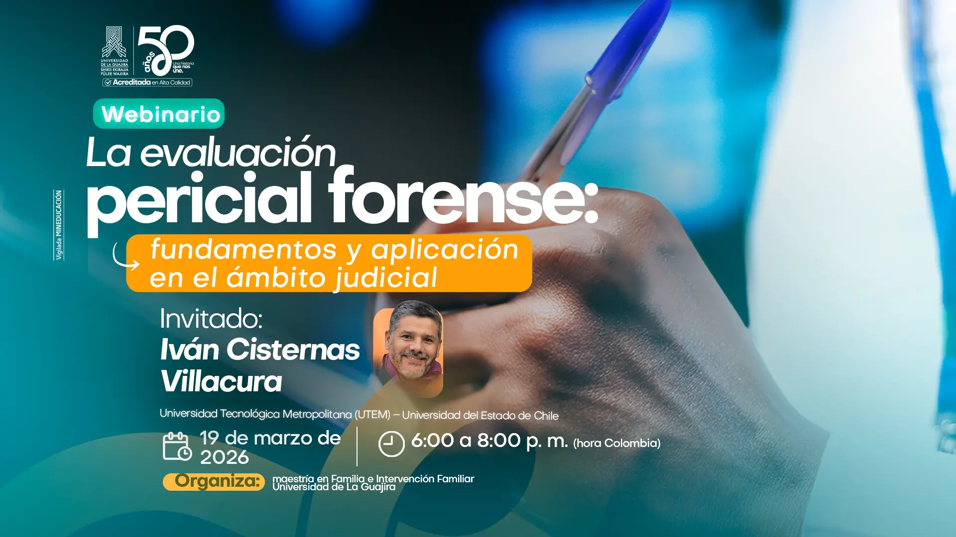 Pieza gráfica de la Universidad de La Guajira que promociona un webinario titulado “La evaluación pericial forense: fundamentos y aplicación en el ámbito judicial”. La imagen muestra a una persona escribiendo con un esfero y, en la parte inferior, la fotografía del invitado Iván Cisternas Villacura. Incluye información del evento: 19 de marzo de 2026, de 6:00 p. m. a 8:00 p. m. (hora Colombia), modalidad virtual. Organiza la Maestría en Familia e Intervención Familiar.