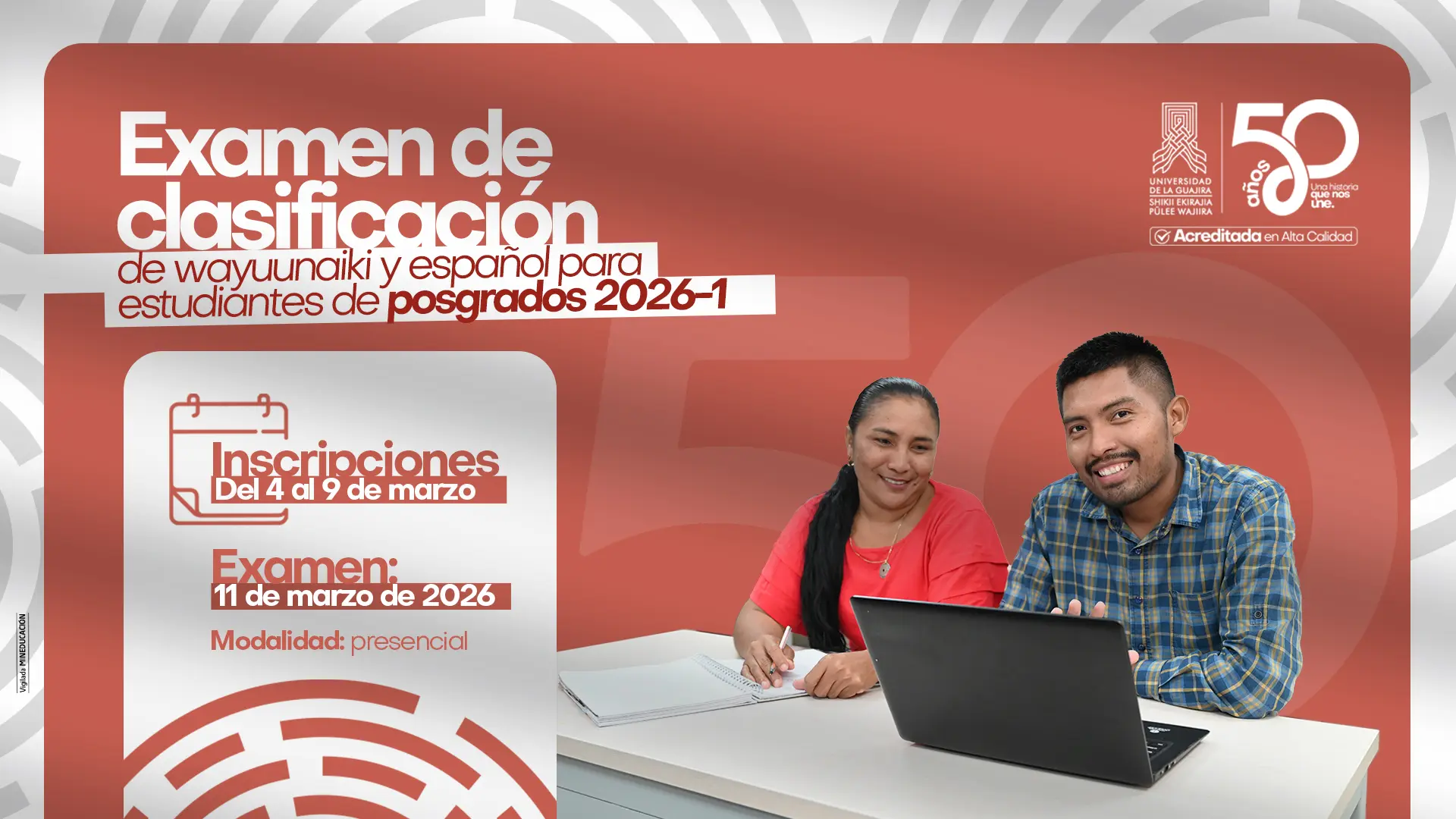 Pieza gráfica del Examen de clasificación de wayuunaiki y español para estudiantes de posgrados 2026-1. Incluye fechas de inscripción del 4 al 9 de marzo y aplicación del examen el 11 de marzo de 2026, en modalidad presencial. El diseño presenta fondo en tonos rojo y naranja conmemorando los 50 años de la universidad y su acreditación en alta calidad. A la derecha, dos estudiantes adultos trabajan juntos en un escritorio con un computador portátil y un cuaderno, reflejando un ambiente académico colaborativo.