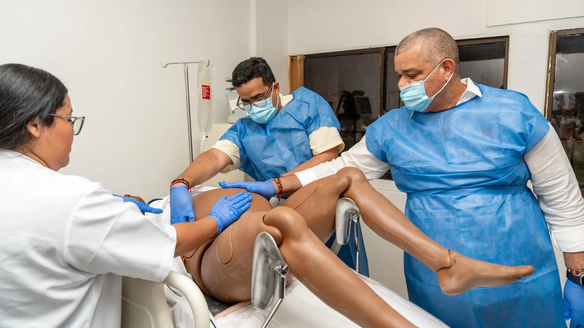 Rector de la Universidad de La Guajira y gobernador de La Guajira durante una práctica académica en el nuevo Laboratorio de Simulación de la Alma Máter.