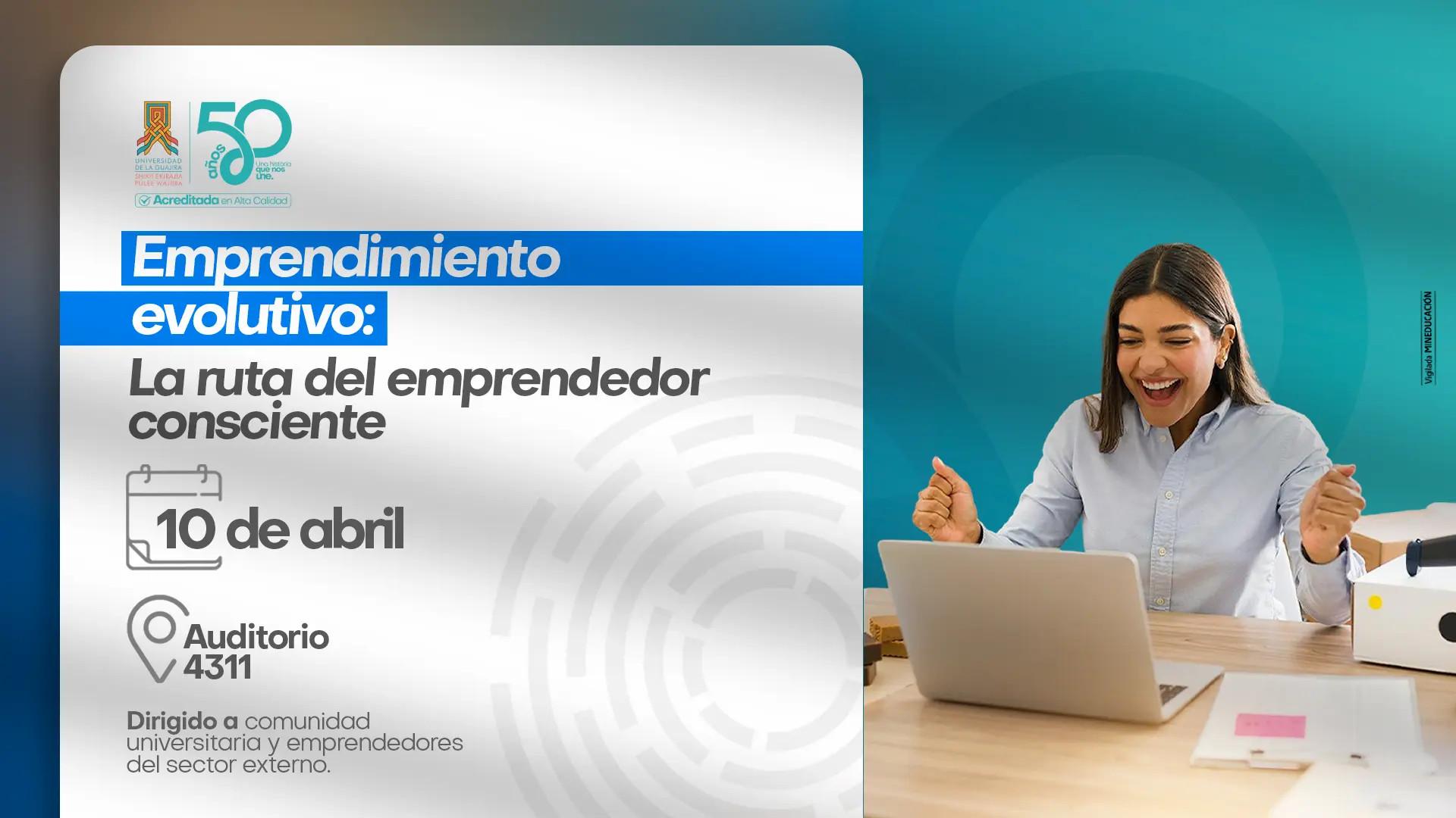 Afiche promocional de la Universidad de La Guajira que anuncia el evento “Emprendimiento evolutivo: La ruta del emprendedor consciente”. Incluye la fecha 10 de abril y el lugar Auditorio 4311. A la derecha, una mujer sonriente celebra frente a un computador portátil en un escritorio, sobre un fondo en tonos azules. El evento está dirigido a la comunidad universitaria y emprendedores del sector externo