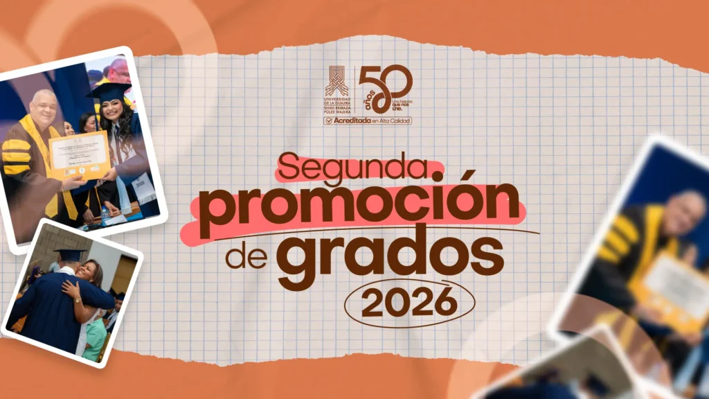 Un hombre con toga de color negro y franjas doradas y una mujer con toga y birrete de color azul posan alegres con un diploma de graduación. Un hombre solo con toga de color azul abraza a una mujer alegre. 