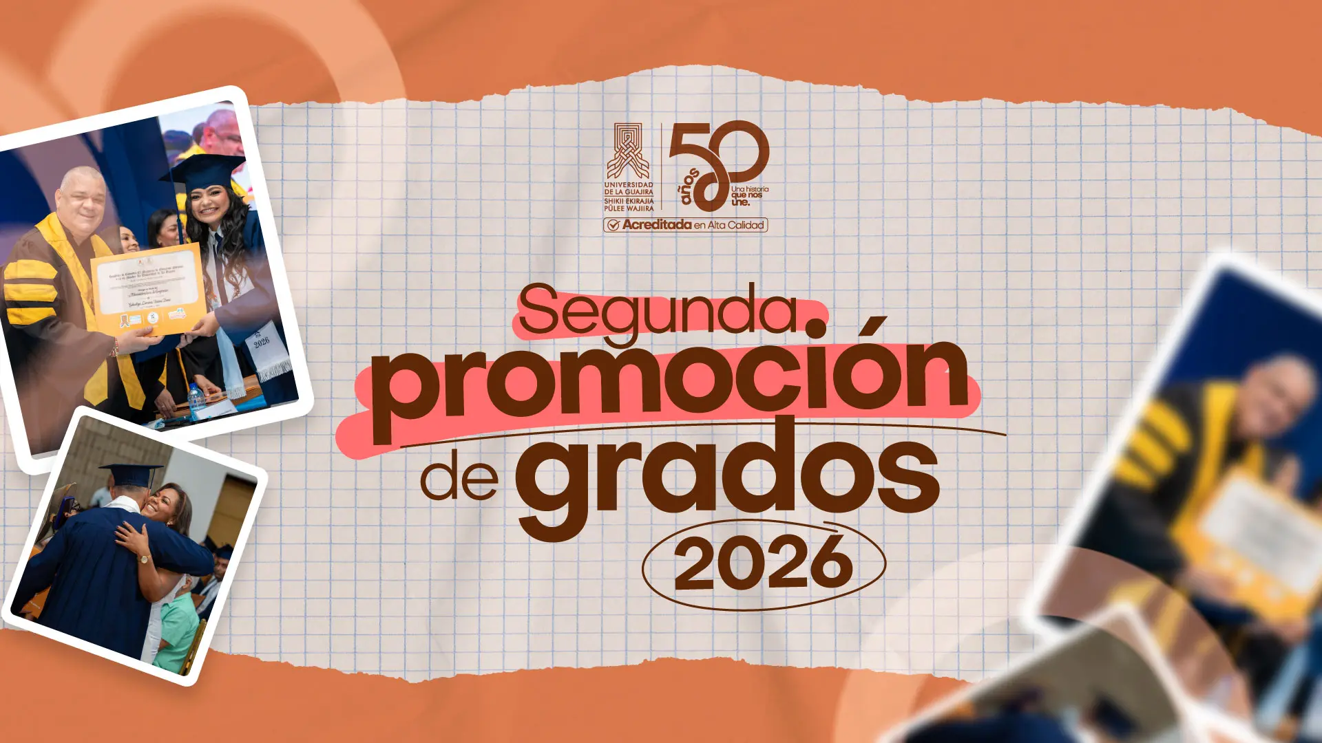 Un hombre con toga de color negro y franjas doradas y una mujer con toga y birrete de color azul posan alegres con un diploma de graduación. Un hombre solo con toga de color azul abraza a una mujer alegre.