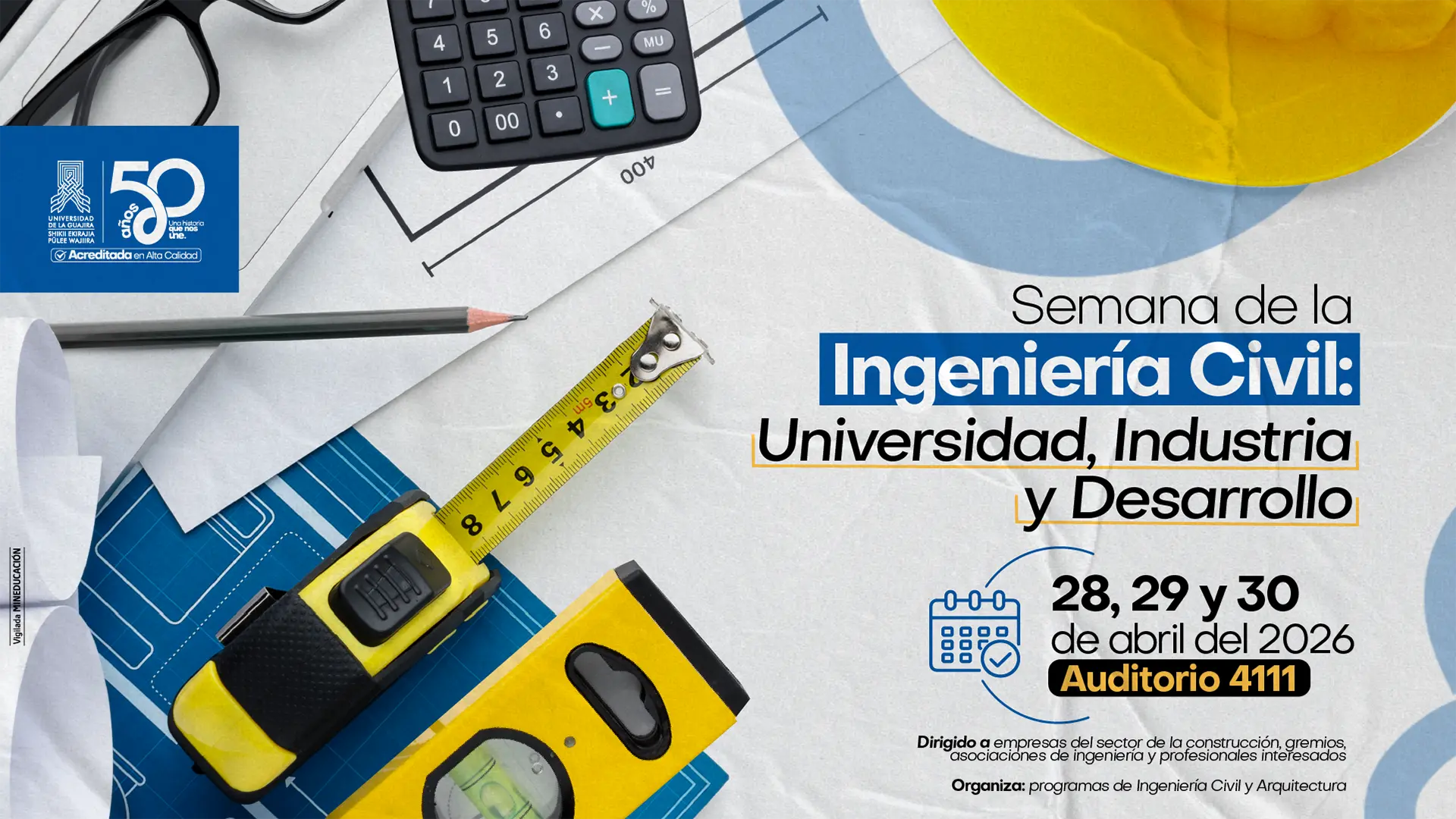 Pieza gráfica publicitaria de la Semana de la Ingeniería Civil: Universidad, Industria y Desarrollo, organizada por los programas de Ingeniería Civil y Arquitectura. El diseño sobre un fondo blanco con texturas de planos incluye herramientas técnicas como una cinta métrica amarilla, un nivel, una calculadora, gafas de protección y un lápiz. En la esquina superior izquierda destaca el logotipo de la Universidad de La Guajira con el sello de sus 50 años y su acreditación en alta calidad. La información del evento detalla que se llevará a cabo los días 28, 29 y 30 de abril del 2026 en el Auditorio 4111, estando dirigido a empresas del sector de la construcción, gremios, asociaciones y profesionales interesados.