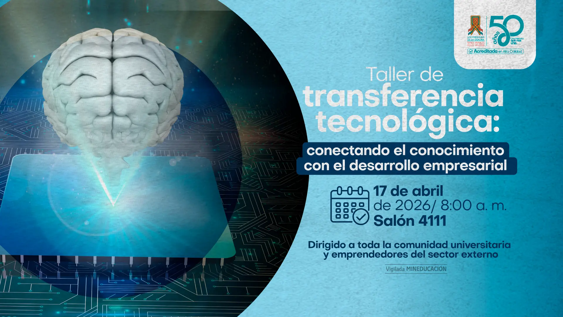 Afiche promocional de un “Taller de transferencia tecnológica: conectando el conocimiento con el desarrollo empresarial”. La imagen muestra un cerebro blanco estilizado sobre un microchip, simbolizando la unión entre mente y tecnología, con un fondo de circuitos electrónicos en tonos azules. A la derecha se indican los detalles del evento: 17 de abril de 2026, 8:00 a. m., en el salón 4111. Está dirigido a la comunidad universitaria y emprendedores del sector externo. En la parte superior aparece el logo institucional conmemorativo de los 50 años de la Universidad de La Guajira.