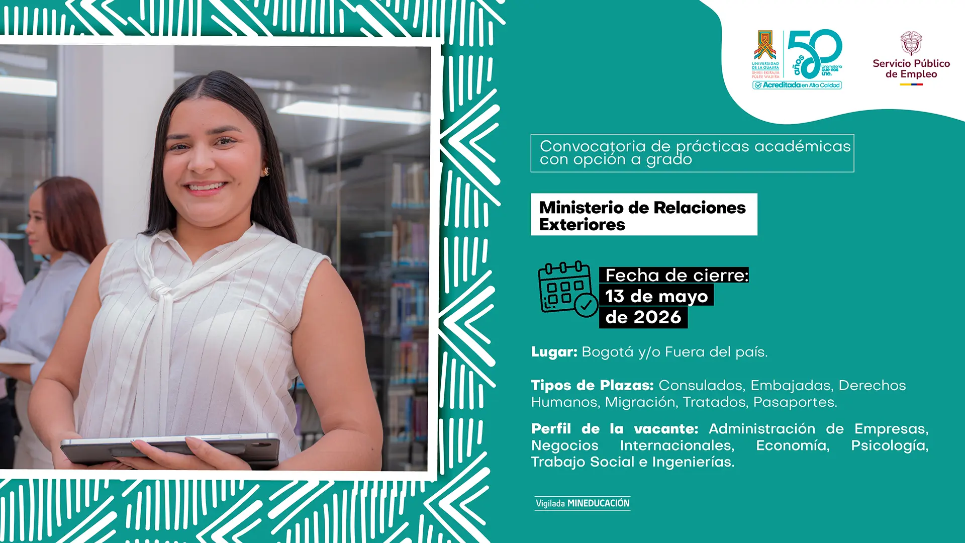 Afiche de convocatoria de prácticas académicas con opción a grado. A la izquierda, una estudiante sonriente sostiene una tableta en un entorno tipo biblioteca u oficina; al fondo hay otra persona y estanterías. A la derecha, sobre fondo verde, se informa que la convocatoria es del Ministerio de Relaciones Exteriores, con fecha de cierre el 13 de mayo de 2026. Indica lugar en Bogotá y/o fuera del país, tipos de plazas en consulados, embajadas, derechos humanos, migración, tratados y pasaportes. El perfil está dirigido a estudiantes de Administración de Empresas, Negocios Internacionales, Economía, Psicología, Trabajo Social e Ingenierías. Incluye logos institucionales de la Universidad de La Guajira y del Servicio Público de Empleo.
