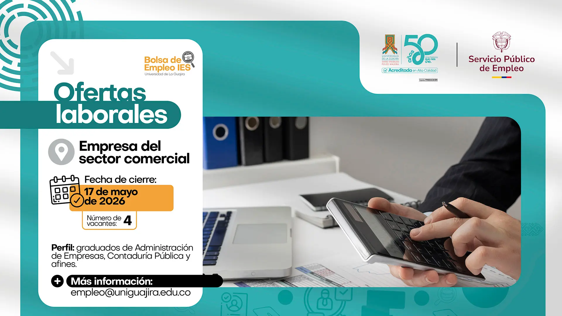 Banner informativo de la Bolsa de Empleo IES de la Universidad de La Guajira sobre ofertas laborales. El diseño tiene fondo en tonos turquesa y blanco, con una imagen de una persona usando una calculadora junto a un computador portátil. Se anuncia una convocatoria para empresa del sector comercial con fecha de cierre el 17 de mayo de 2026 y 4 vacantes disponibles. El perfil solicitado está dirigido a graduados de Administración de Empresas, Contaduría Pública y áreas afines. Incluye el correo empleo@uniguajira.edu.co para más información y los logos de la Universidad de La Guajira, sus 50 años y el Servicio Público de Empleo.
