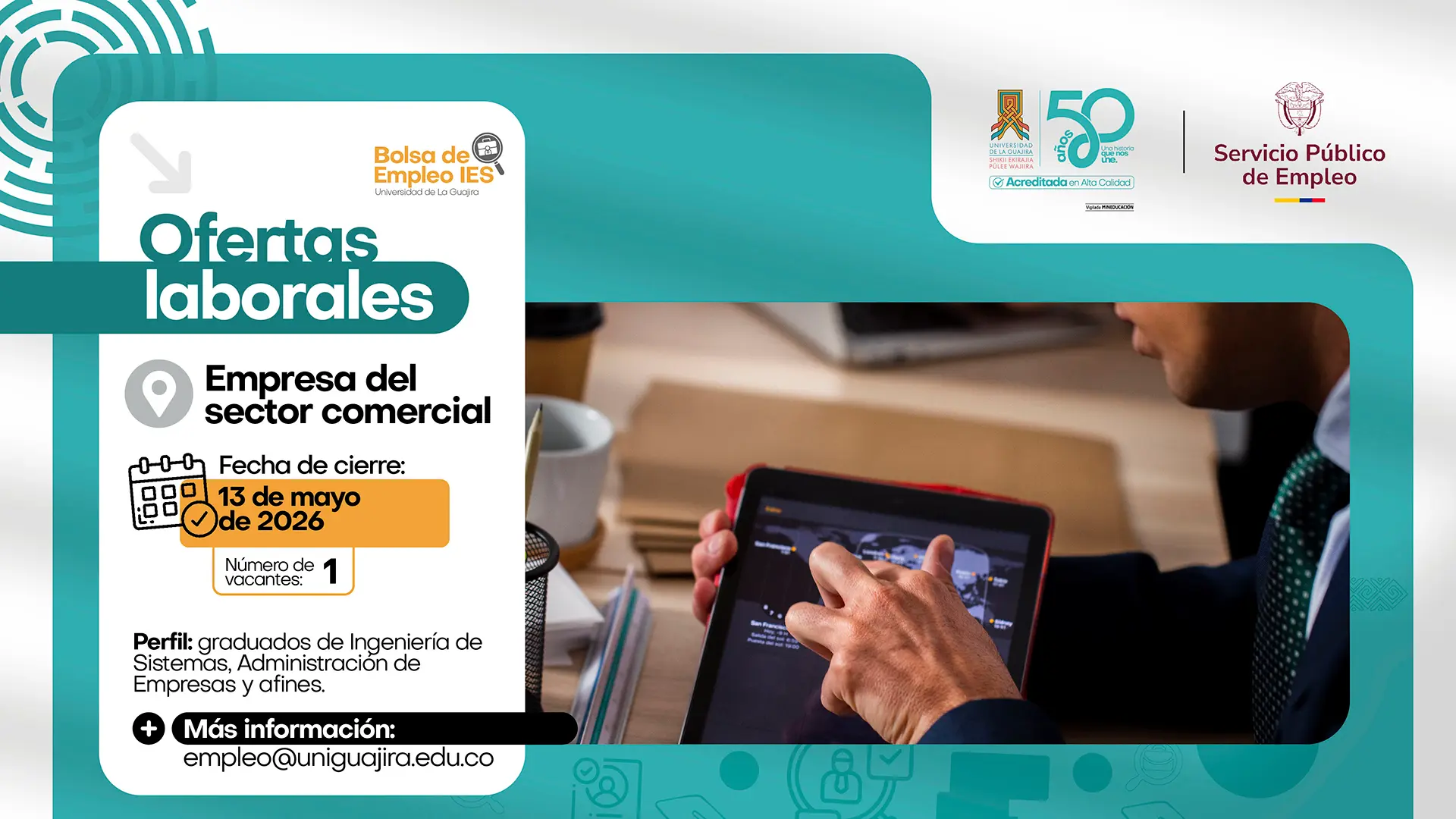 Imagen promocional de ofertas laborales de la Bolsa de Empleo IES de la Universidad de La Guajira. La vacante corresponde a una empresa del sector comercial, con fecha de cierre el 13 de mayo de 2026 y disponibilidad de 1 vacante. El perfil está dirigido a graduados de Ingeniería de Sistemas, Administración de Empresas y carreras afines. La pieza incluye información de contacto a través del correo empleo@uniguajira.edu.co y presenta elementos visuales institucionales junto a una imagen de una persona utilizando una tableta digital en un entorno de oficina.